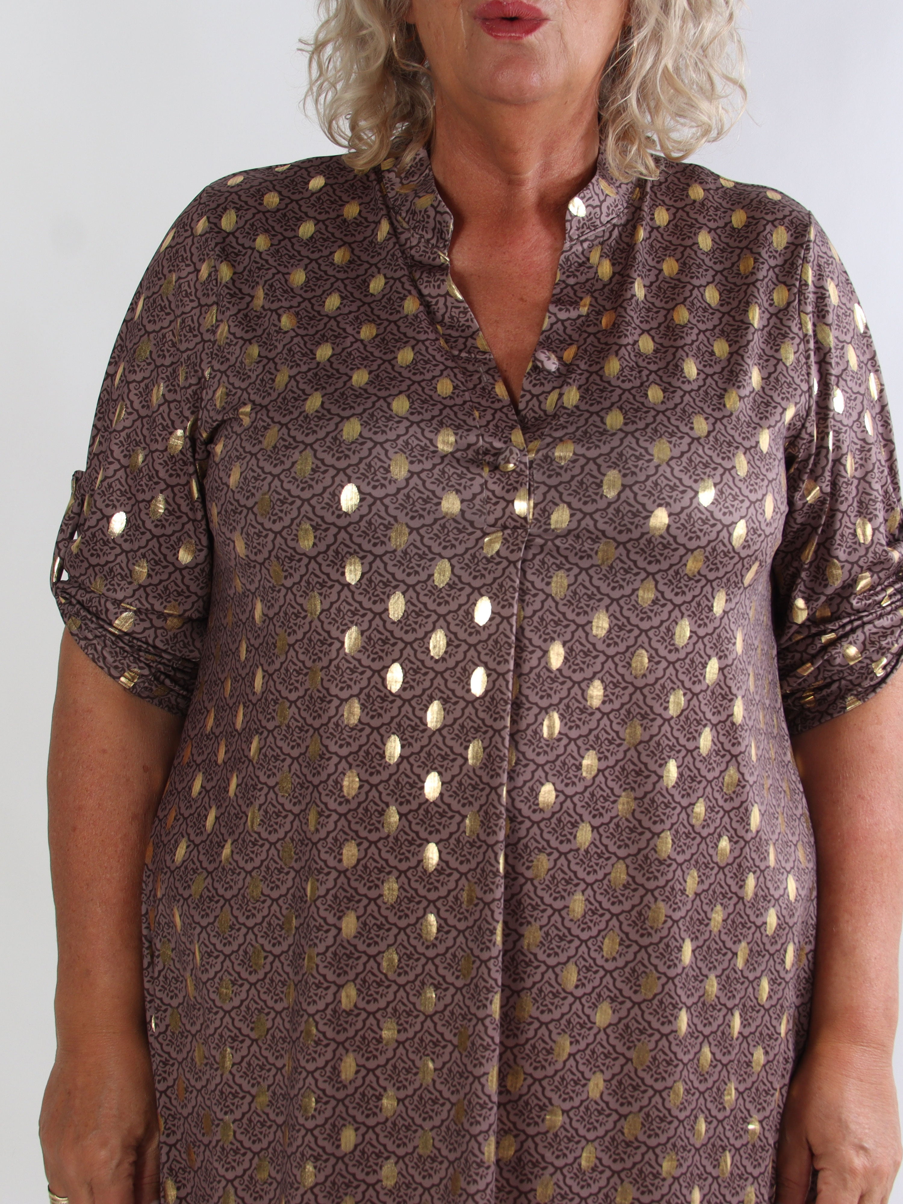 Ebba Marrakech - Elastisk plus size kjole med fint mønster og guld dutter