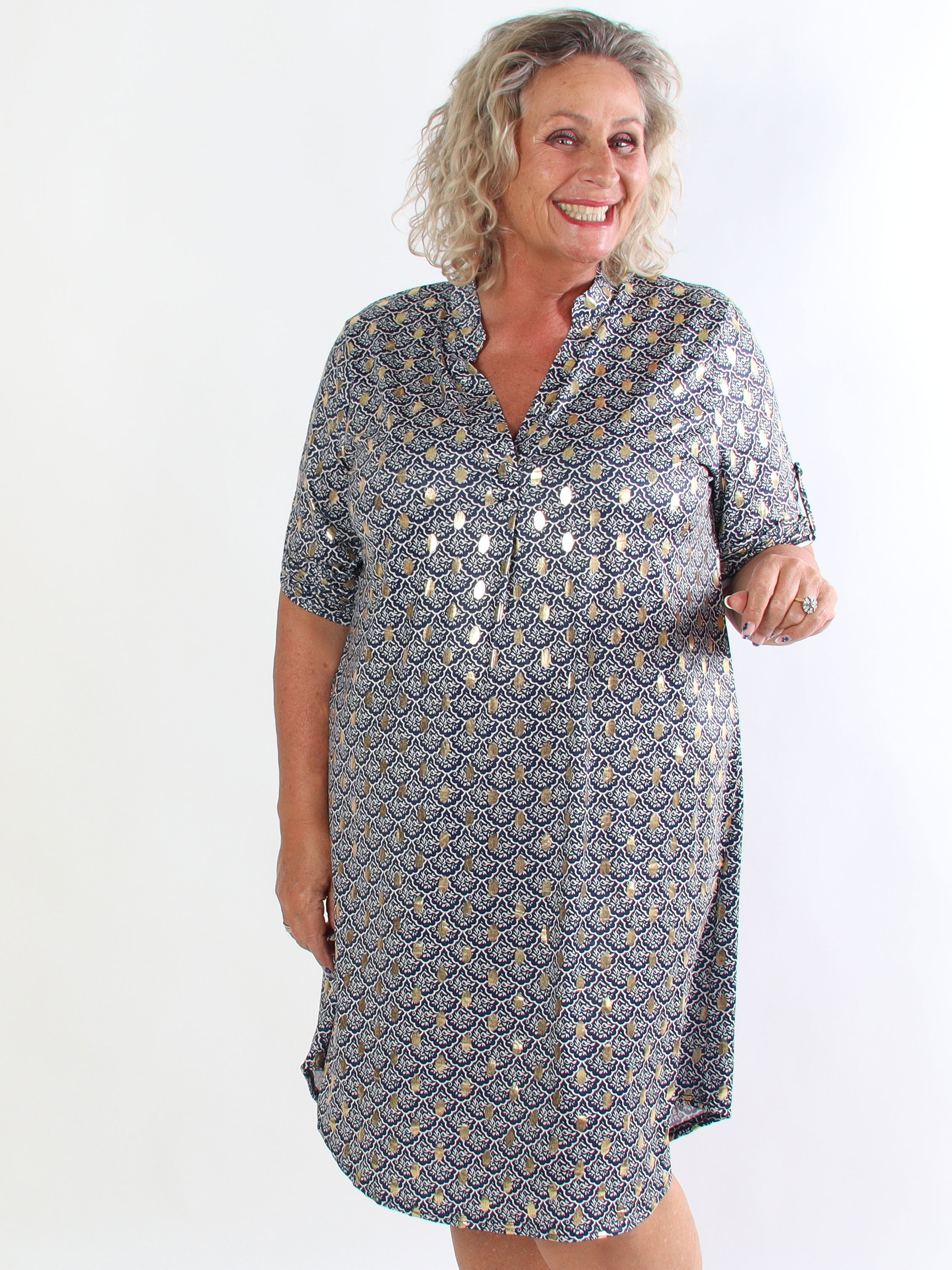 Ebba Marrakech - Elastisk plus size kjole med fint mønster og guld dutter