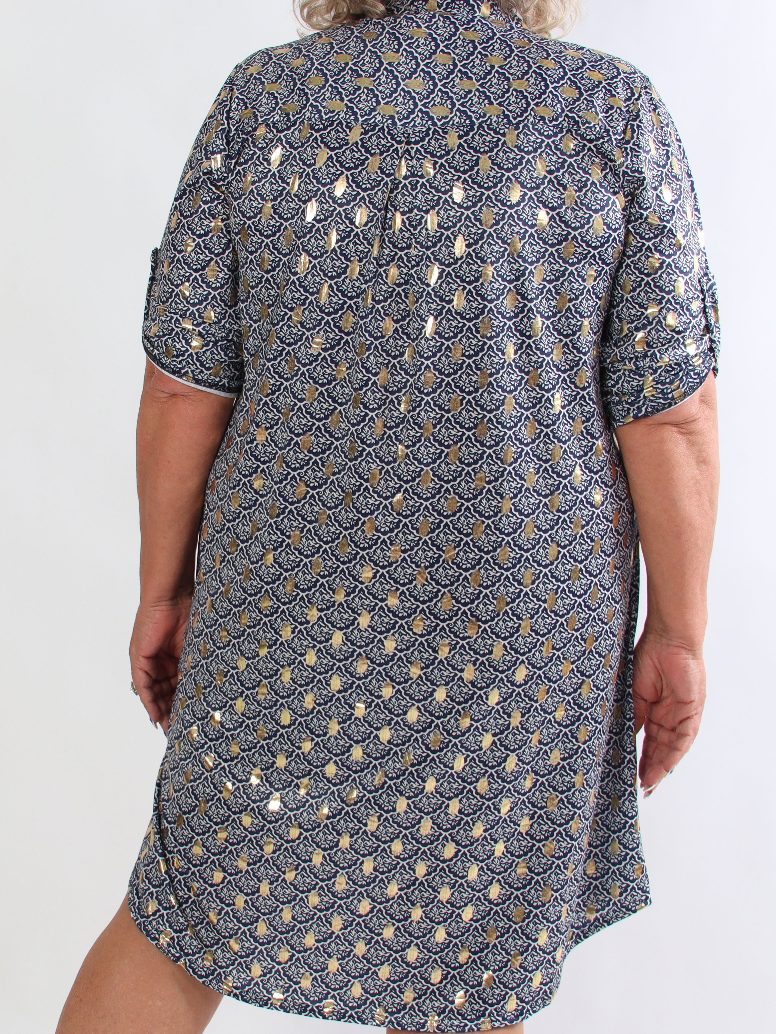 Ebba Marrakech - Elastisk plus size kjole med fint mønster og guld dutter