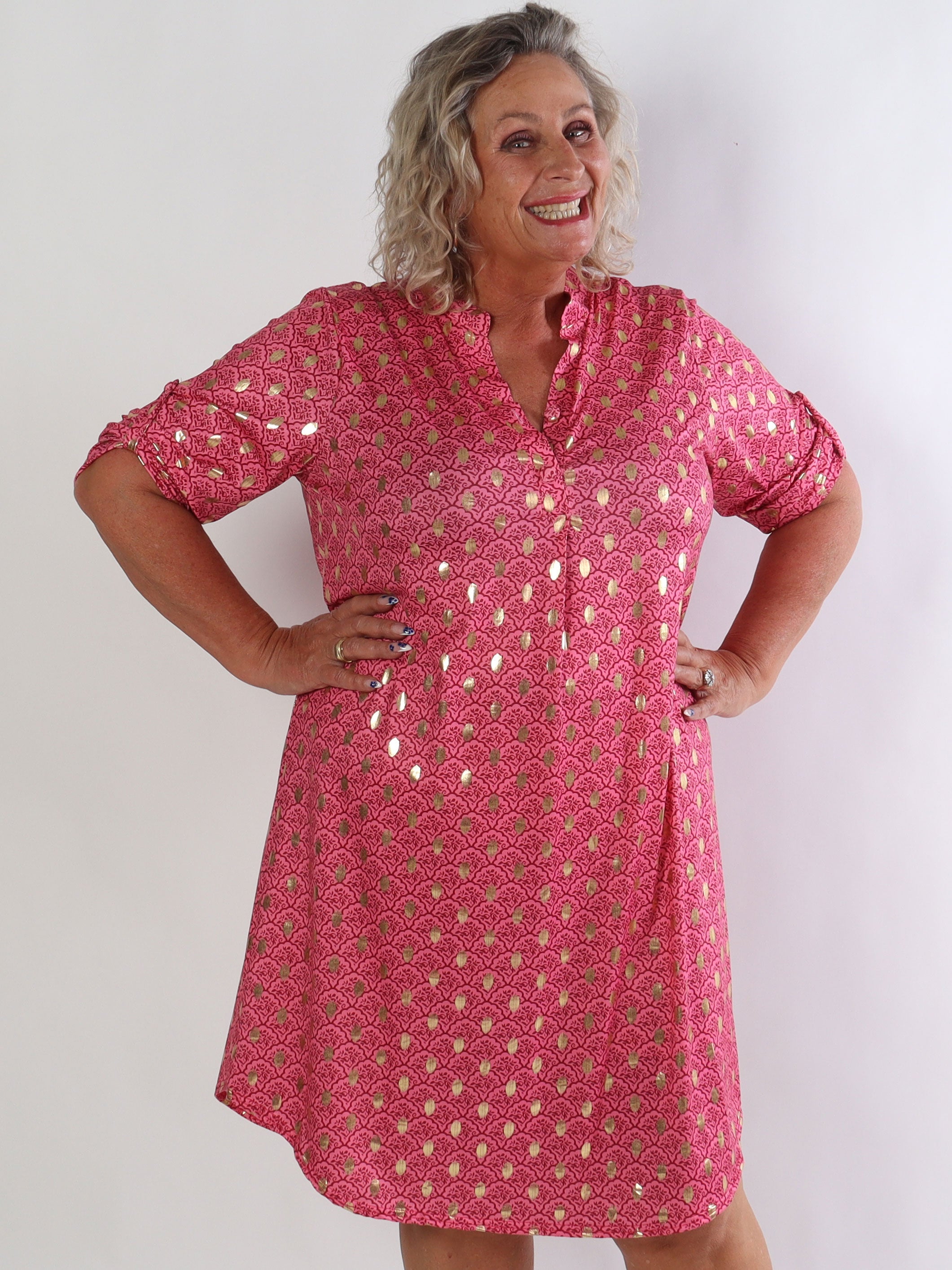Ebba Marrakech - Elastisk plus size kjole med fint mønster og guld dutter