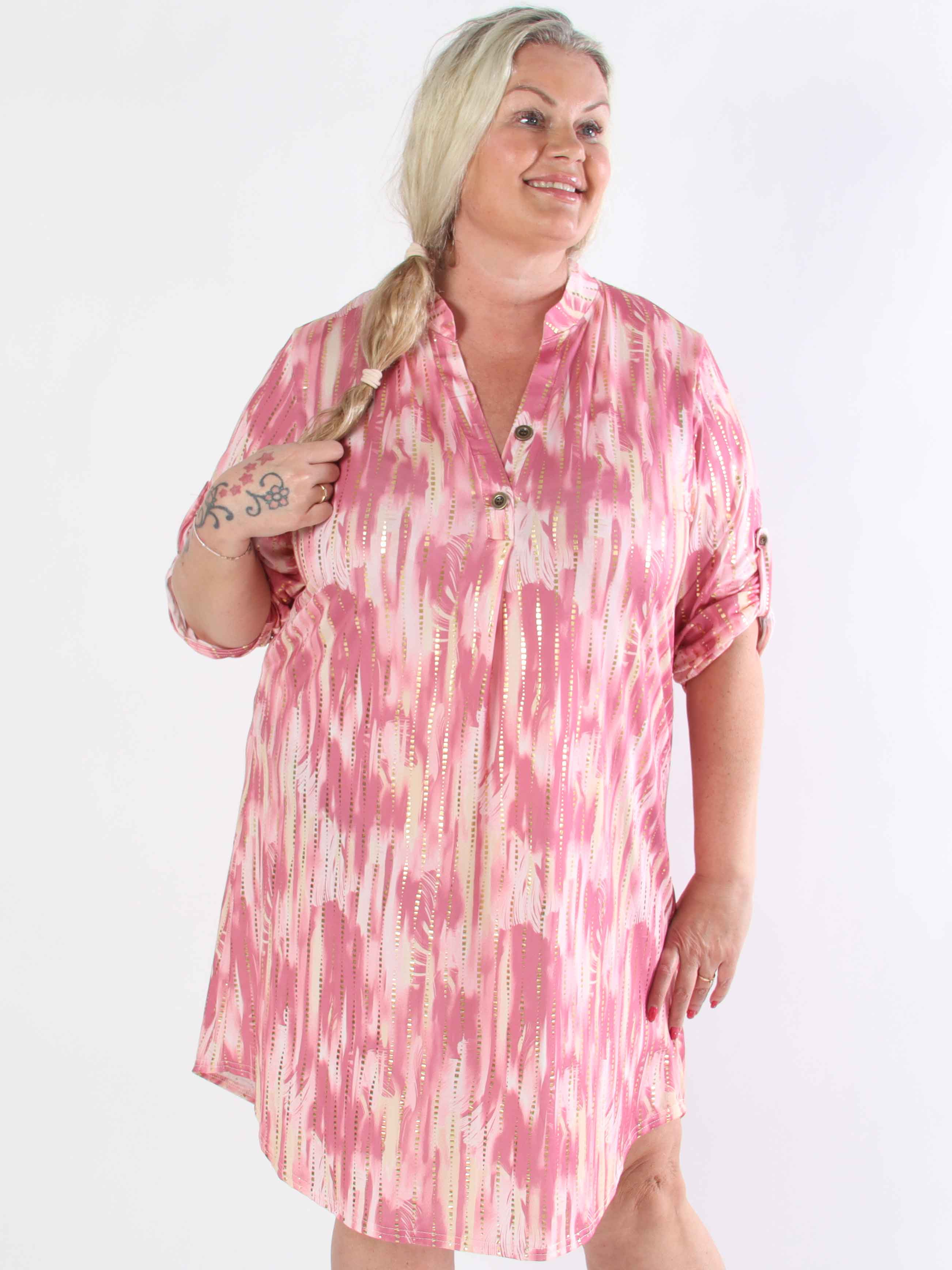 Ebba Pattern Long - Elastisk mönstrad plus size klänning med gulddetaljer
