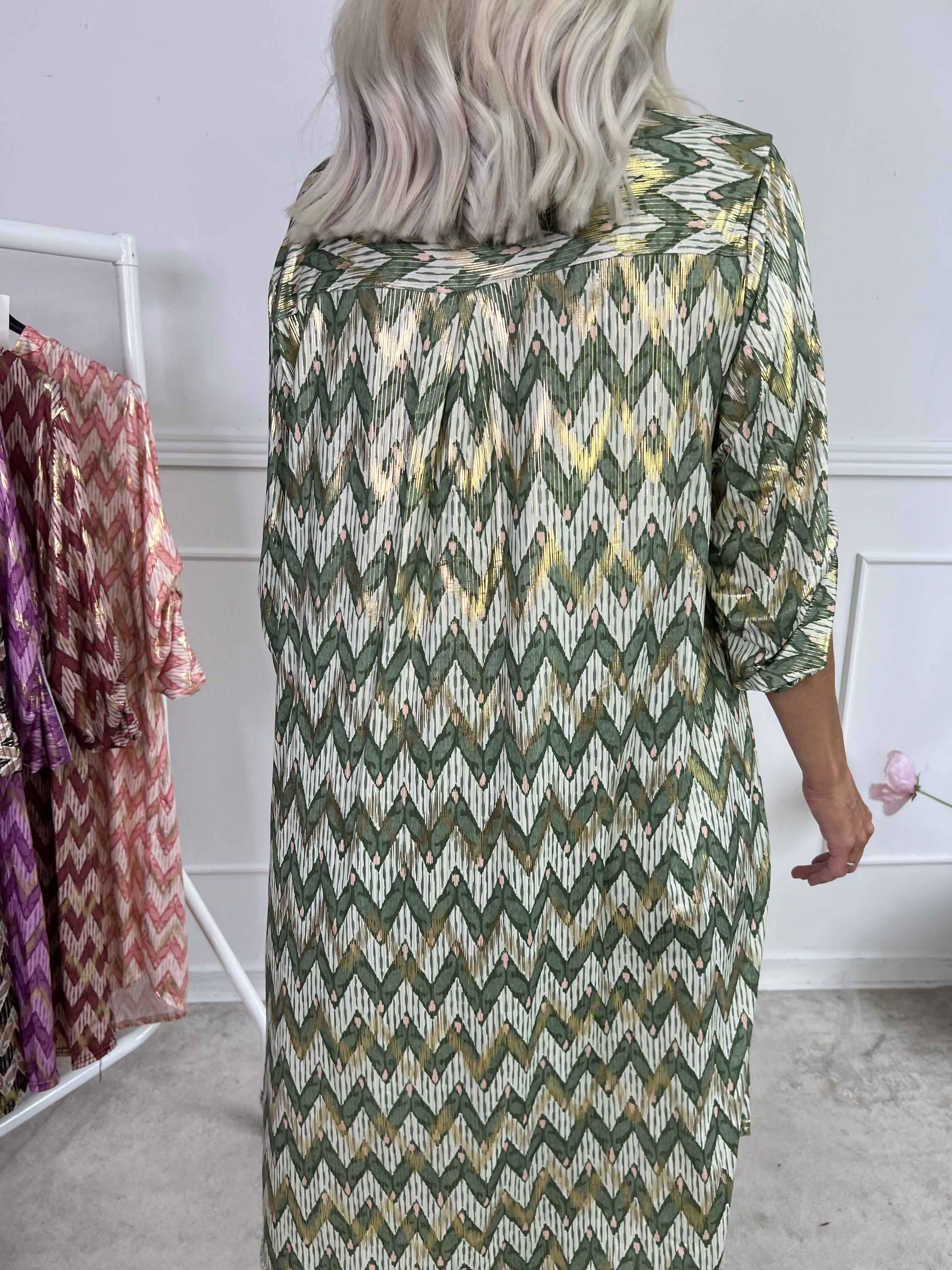 Ebba Zigzag Long - Elastisk mönstrad klänning med gulddetaljer