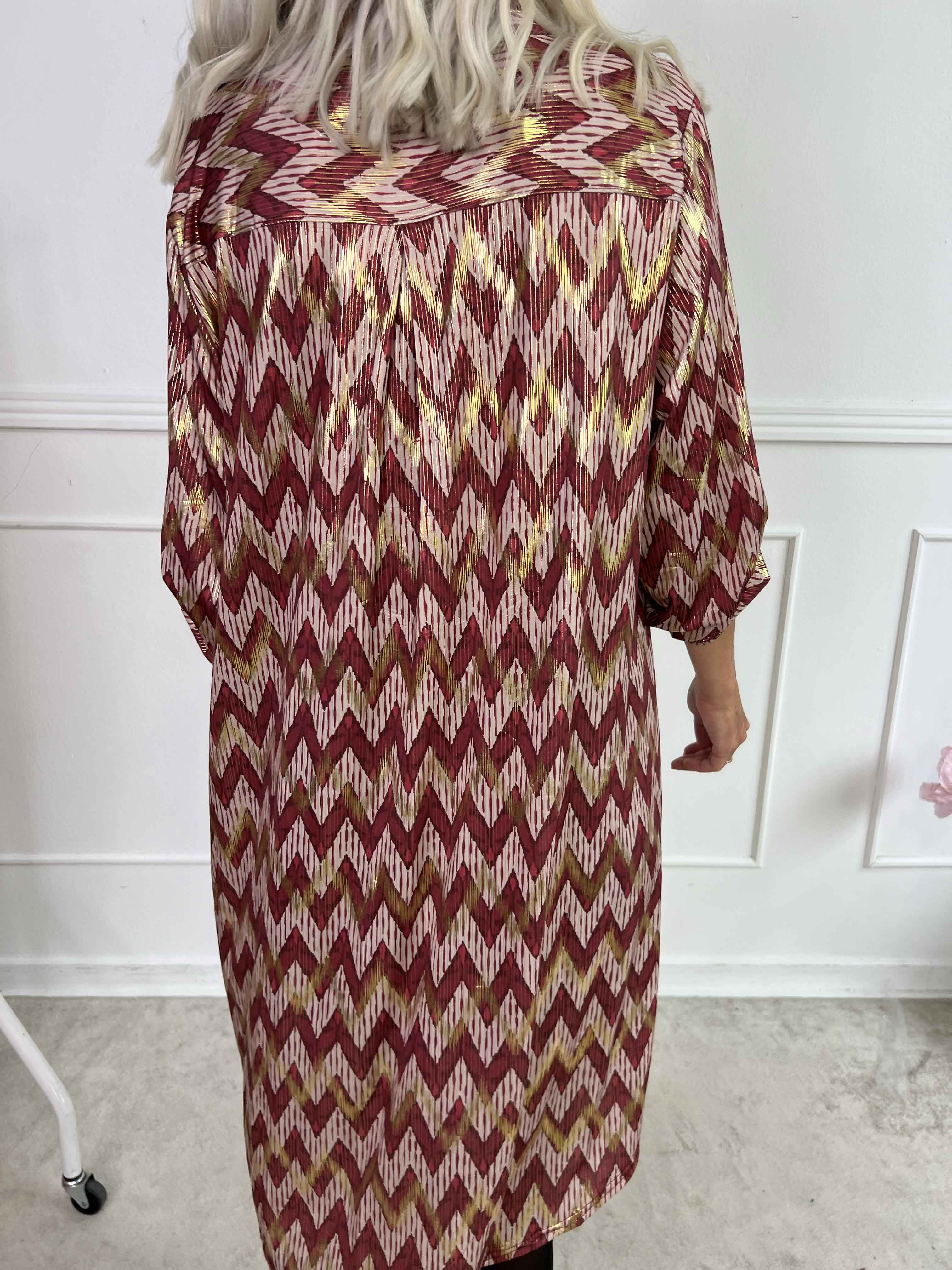 Ebba Zigzag Long - Elastisk mönstrad klänning med gulddetaljer