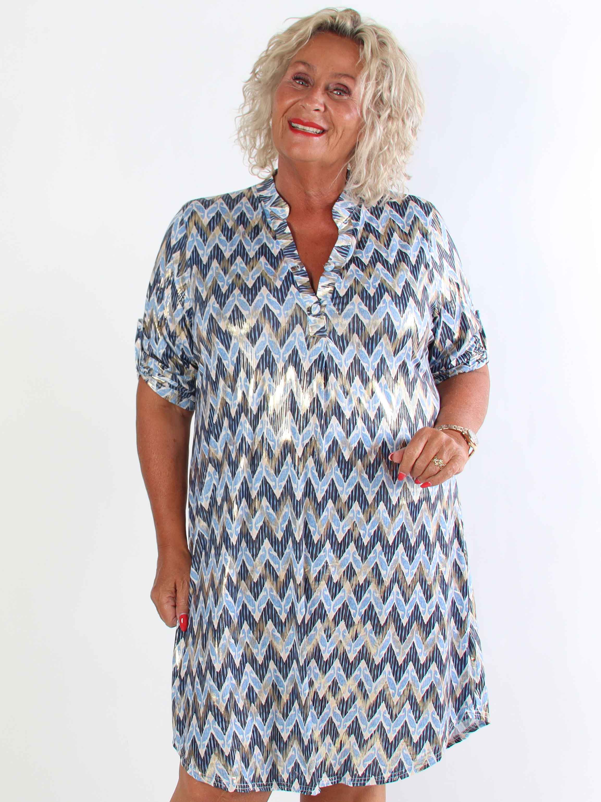 Ebba Zigzag Long - Elastisk mönstrad plus size klänning med gulddetaljer