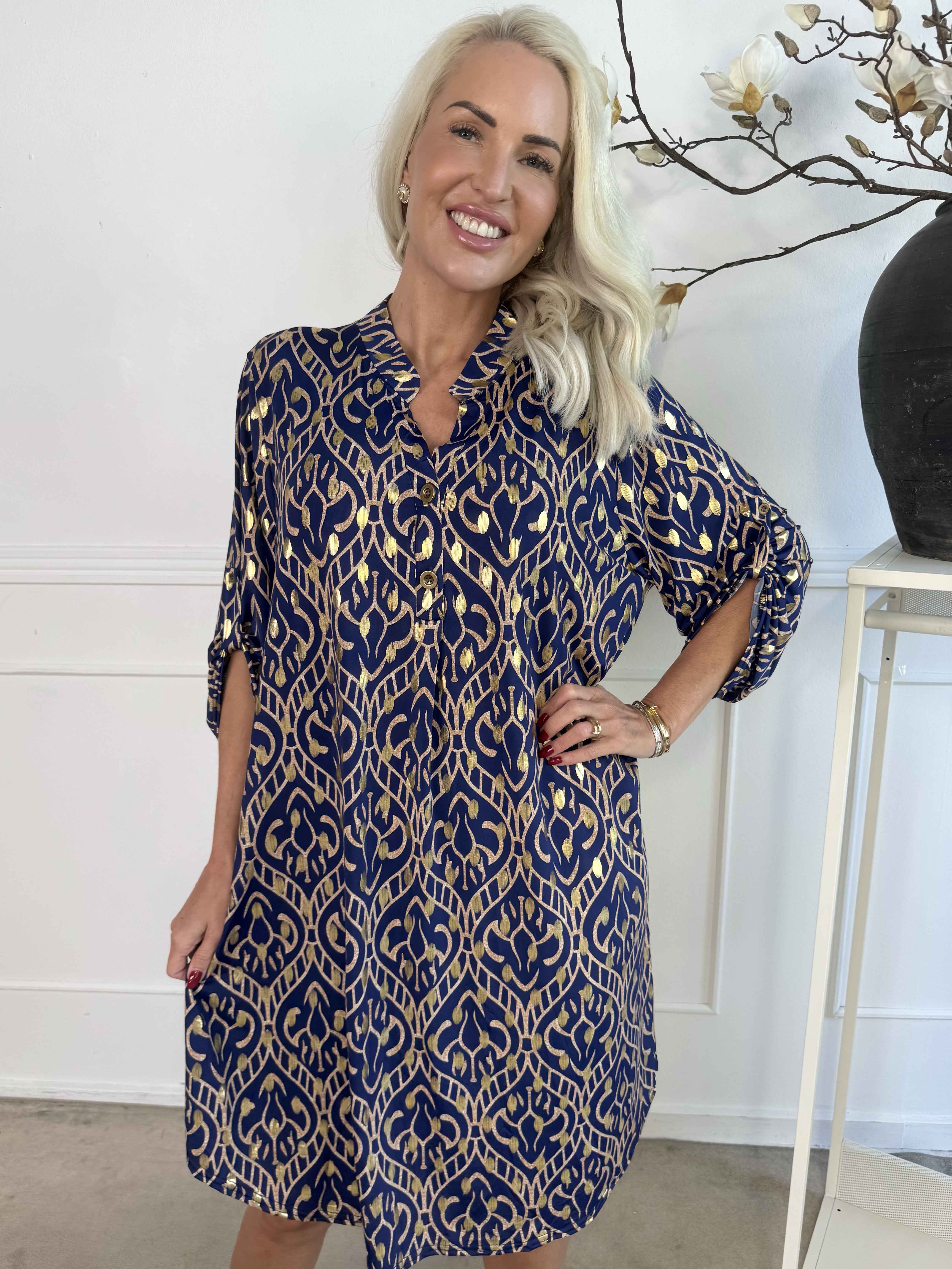 Ebba Boho Long - Elastisk mönstrad klänning med guldprickar