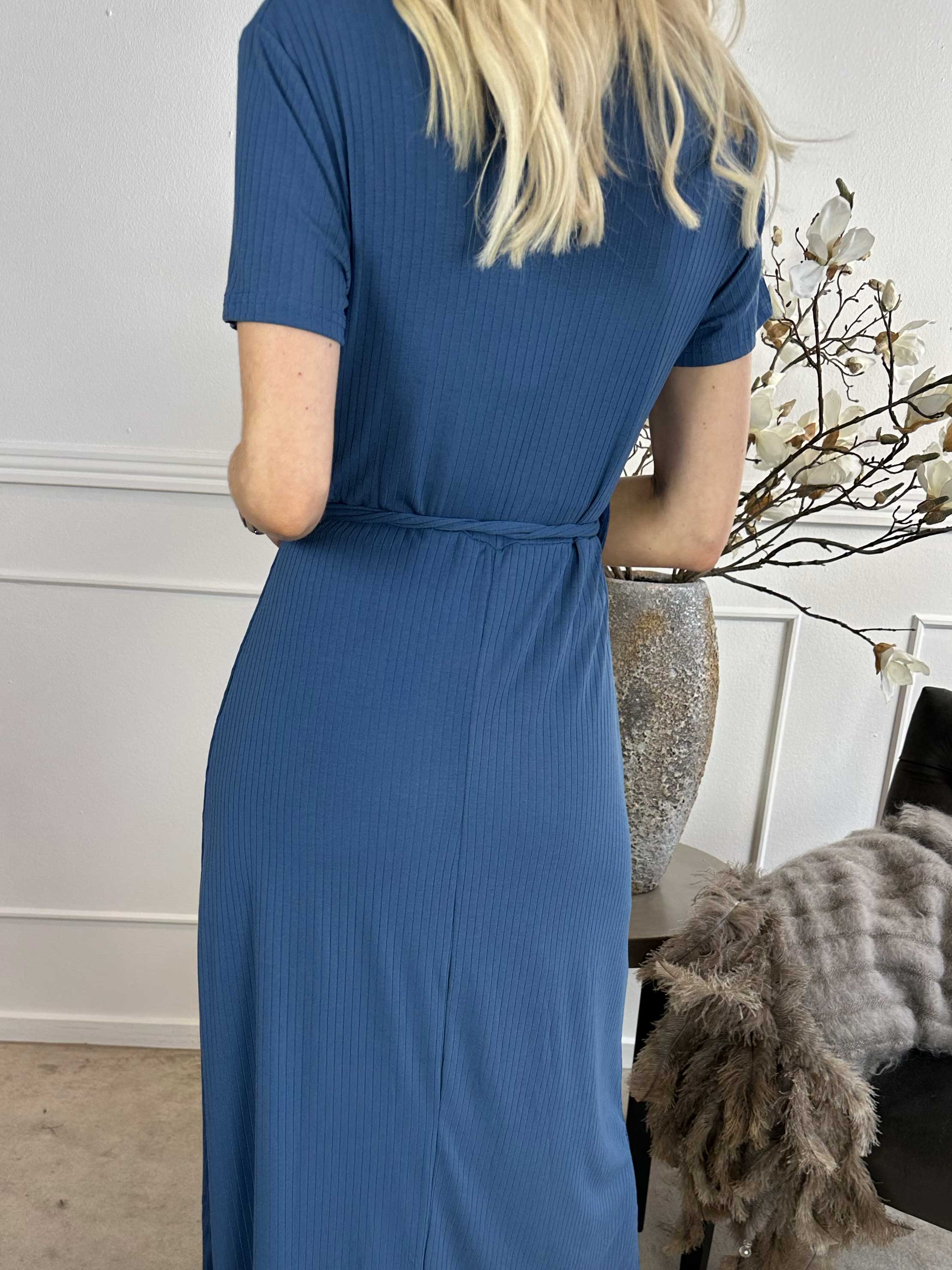 Elene - Lång klänning med knytband i midjan