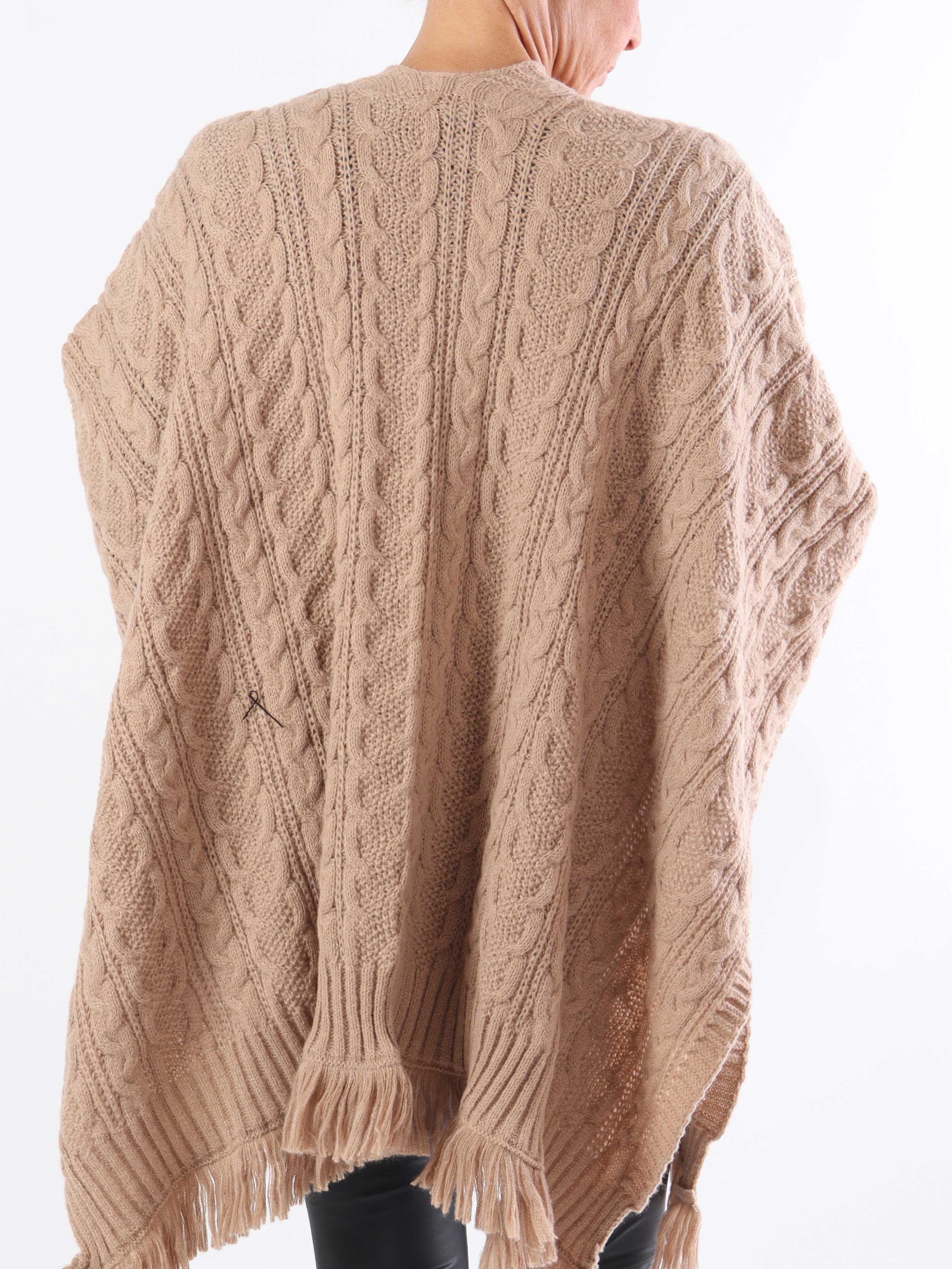 Elianna - Stickad poncho i plus size med ull och fransar