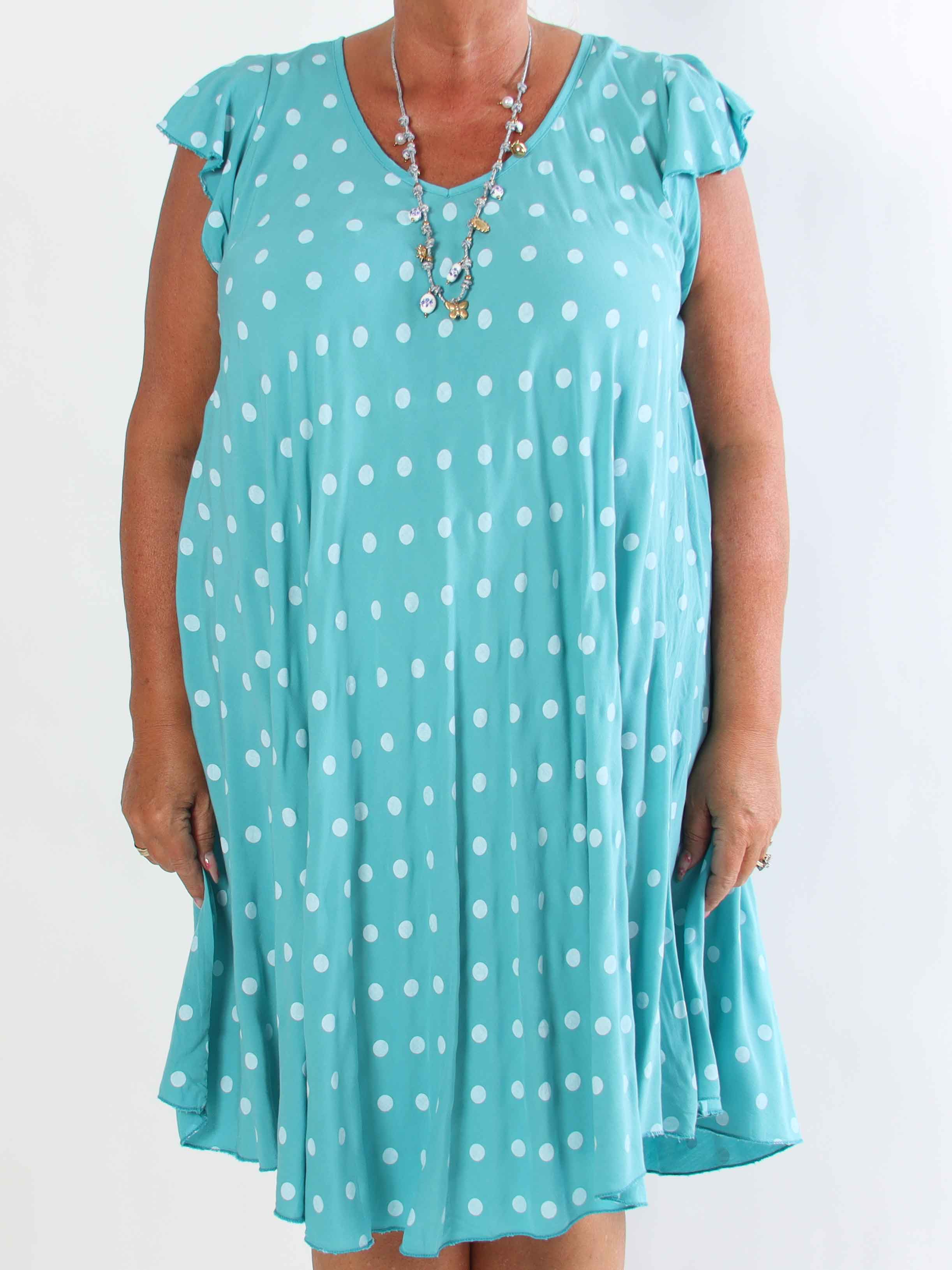 Elinora - Feminin plus size kjole i blød viskose med fine prikker og elegante flæseærmer