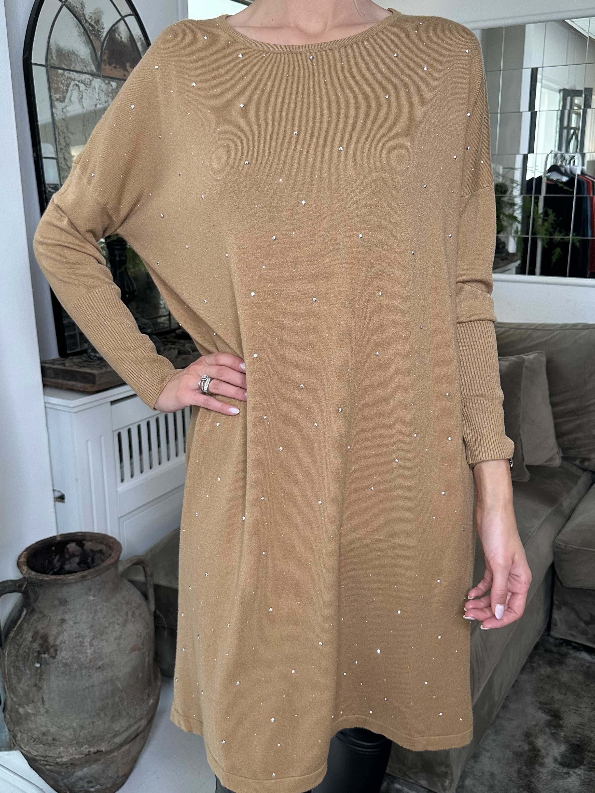 Elisa - Mjuk stickad klänning dekorerad med små stenar