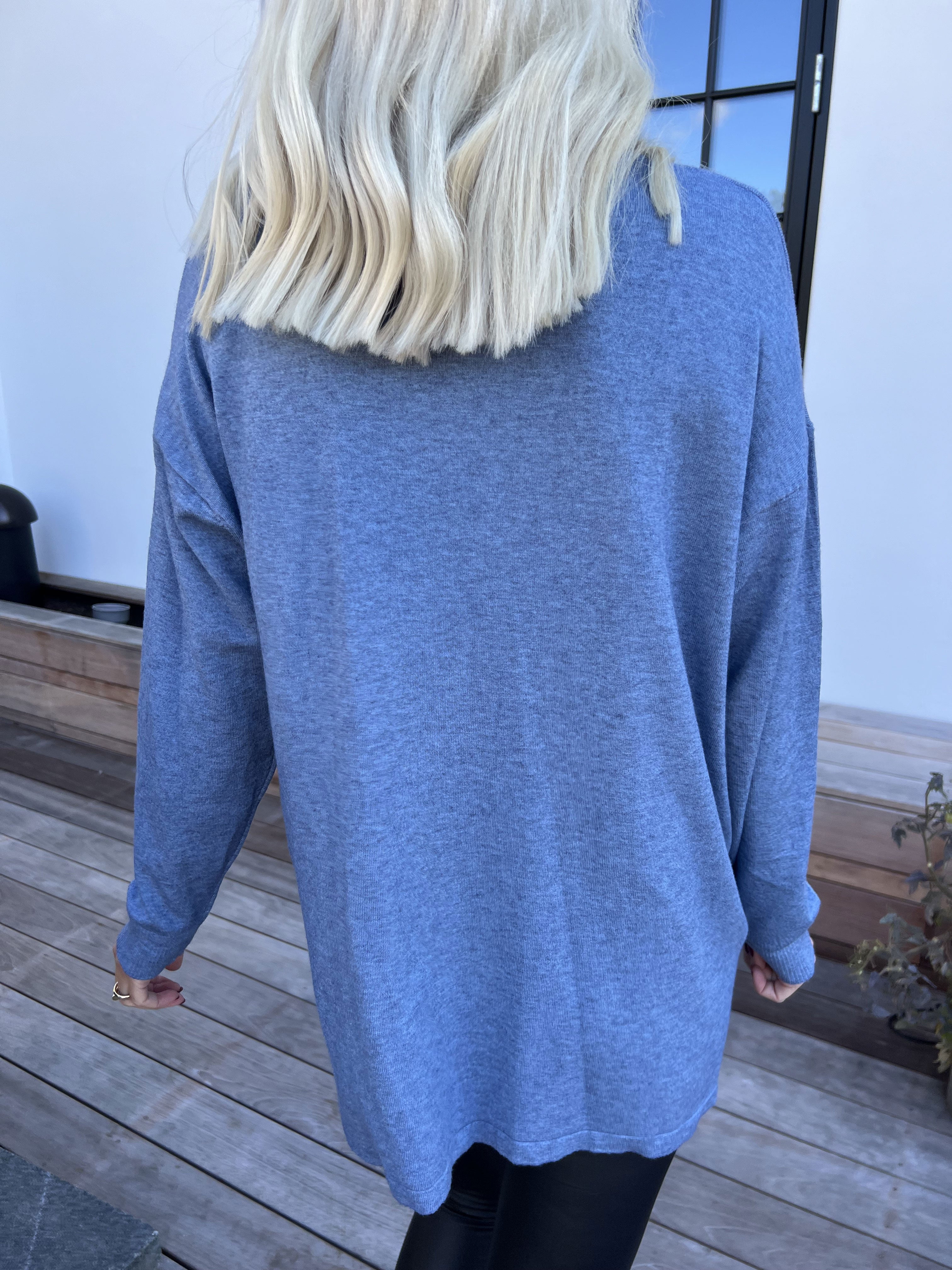 Ellrun - Mjuk tröja med sicksackmönster av strass nedtill