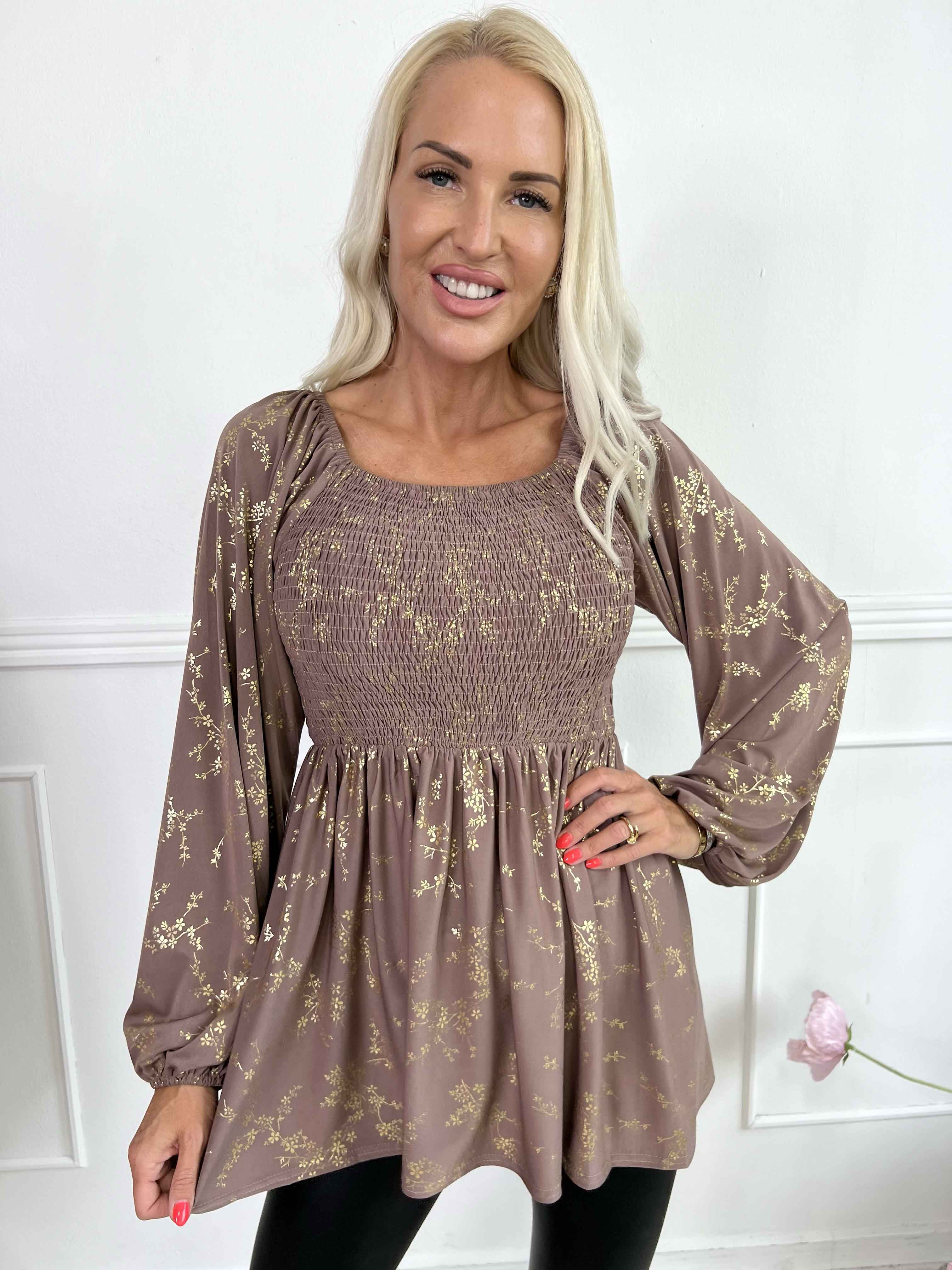 Elna Gold Shirt L/S - Blus med guldmönster och smock över bysten