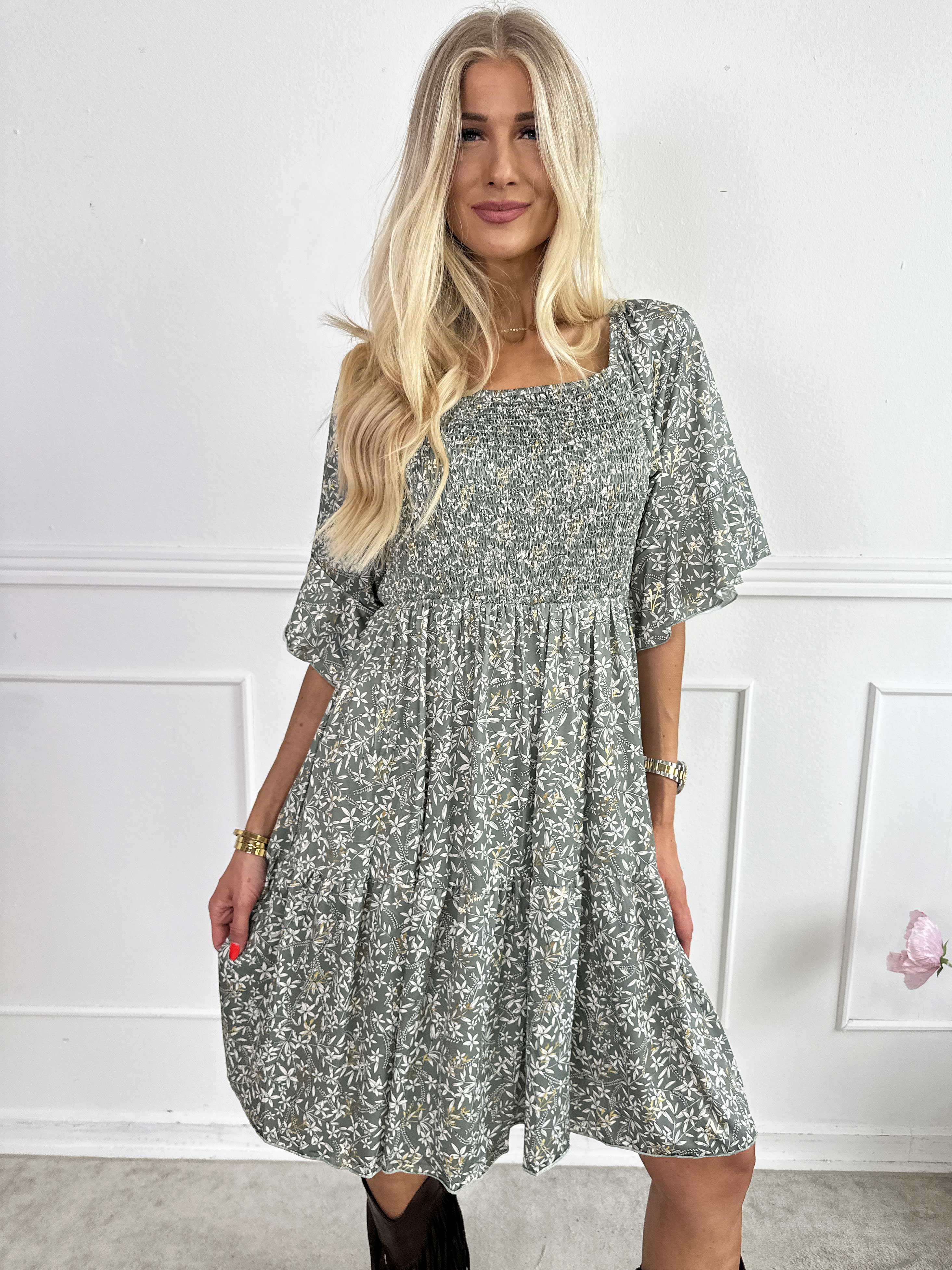 Elna Small Flower Short - Blommig elastisk klänning med smock över bysten