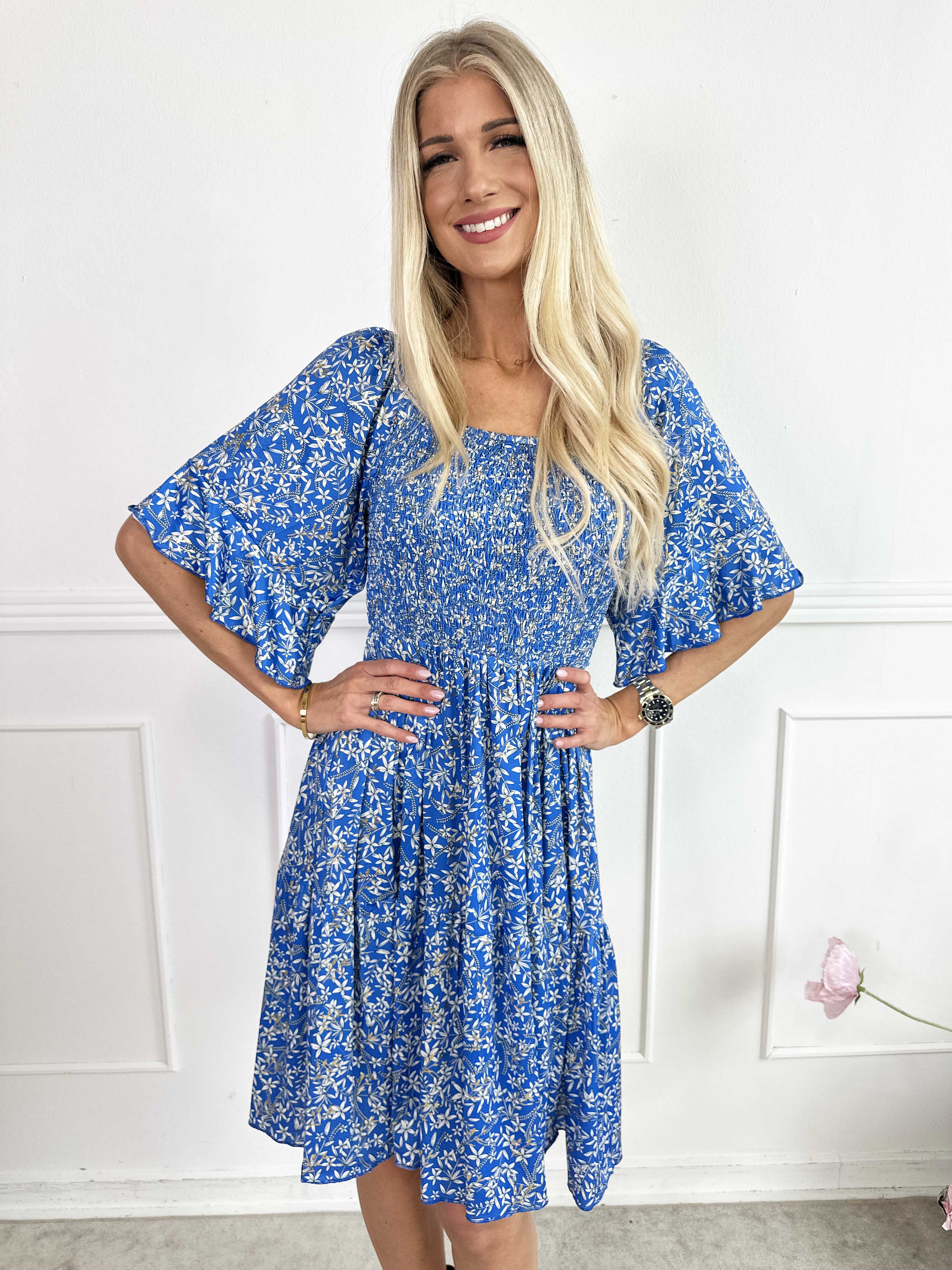 Elna Small Flower Short - Blommig elastisk klänning med smock över bysten
