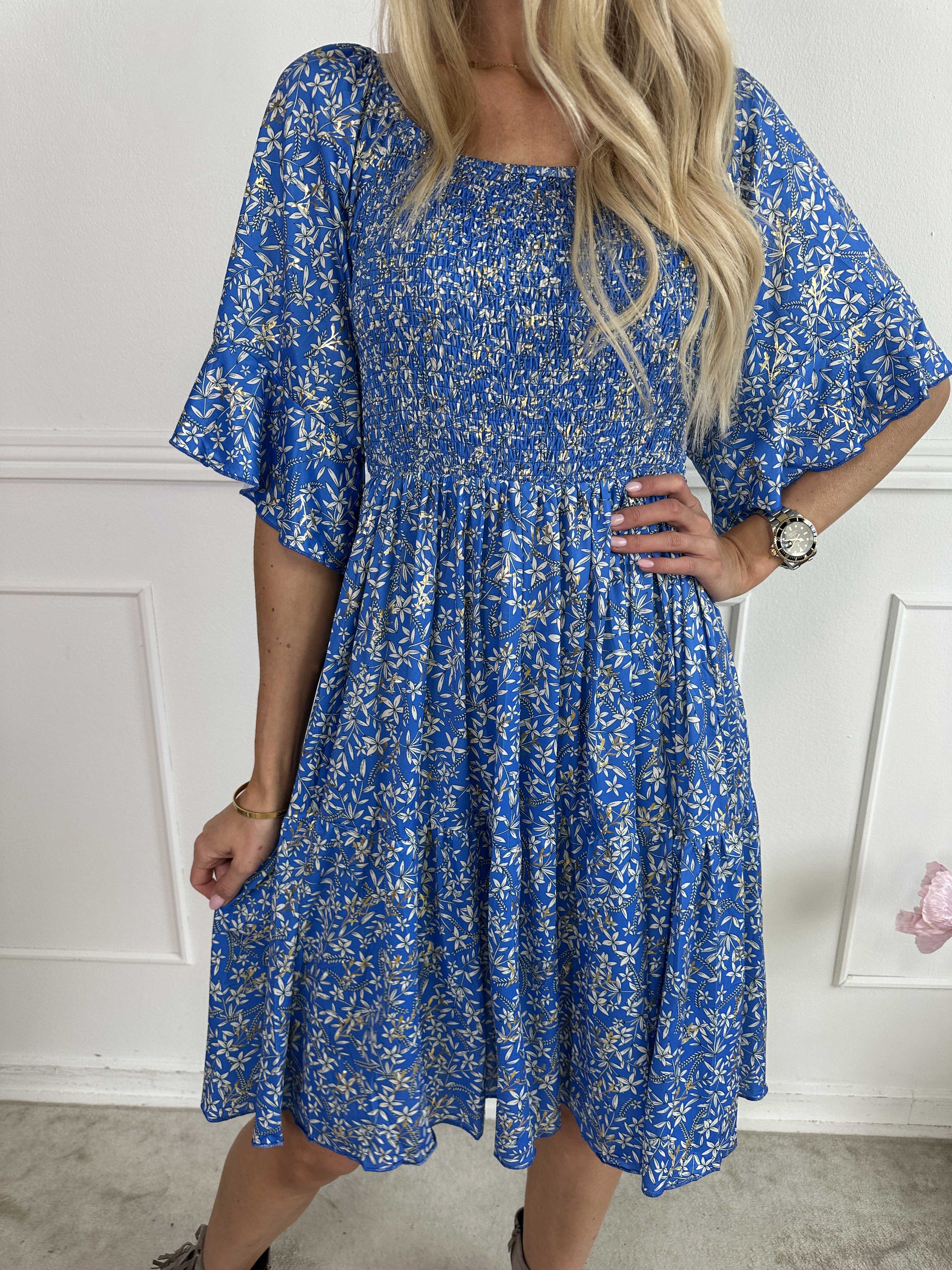 Elna Small Flower Short - Blommig elastisk klänning med smock över bysten