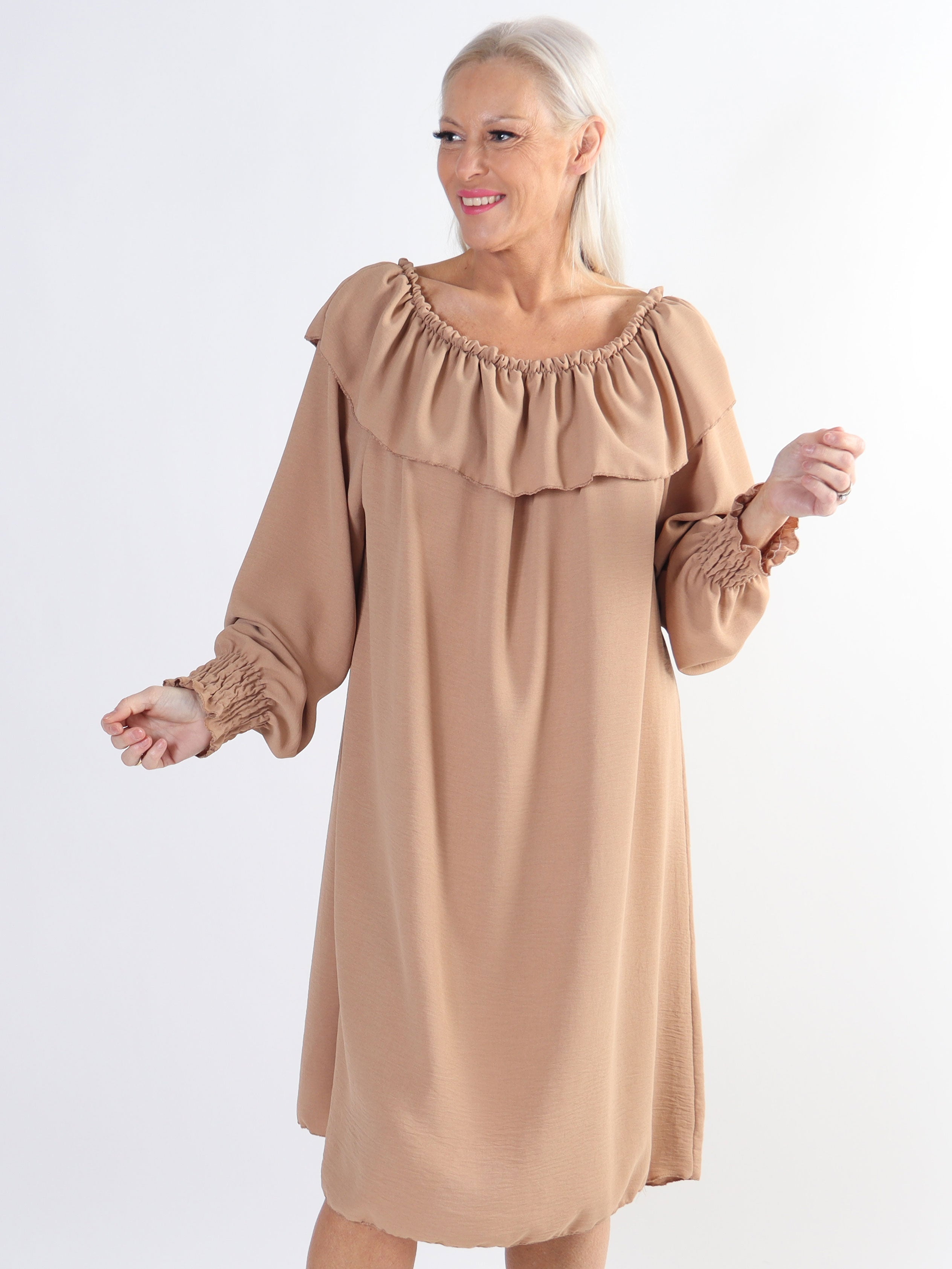 Elpida - Plus size-klänning med volangkant och smockärmar