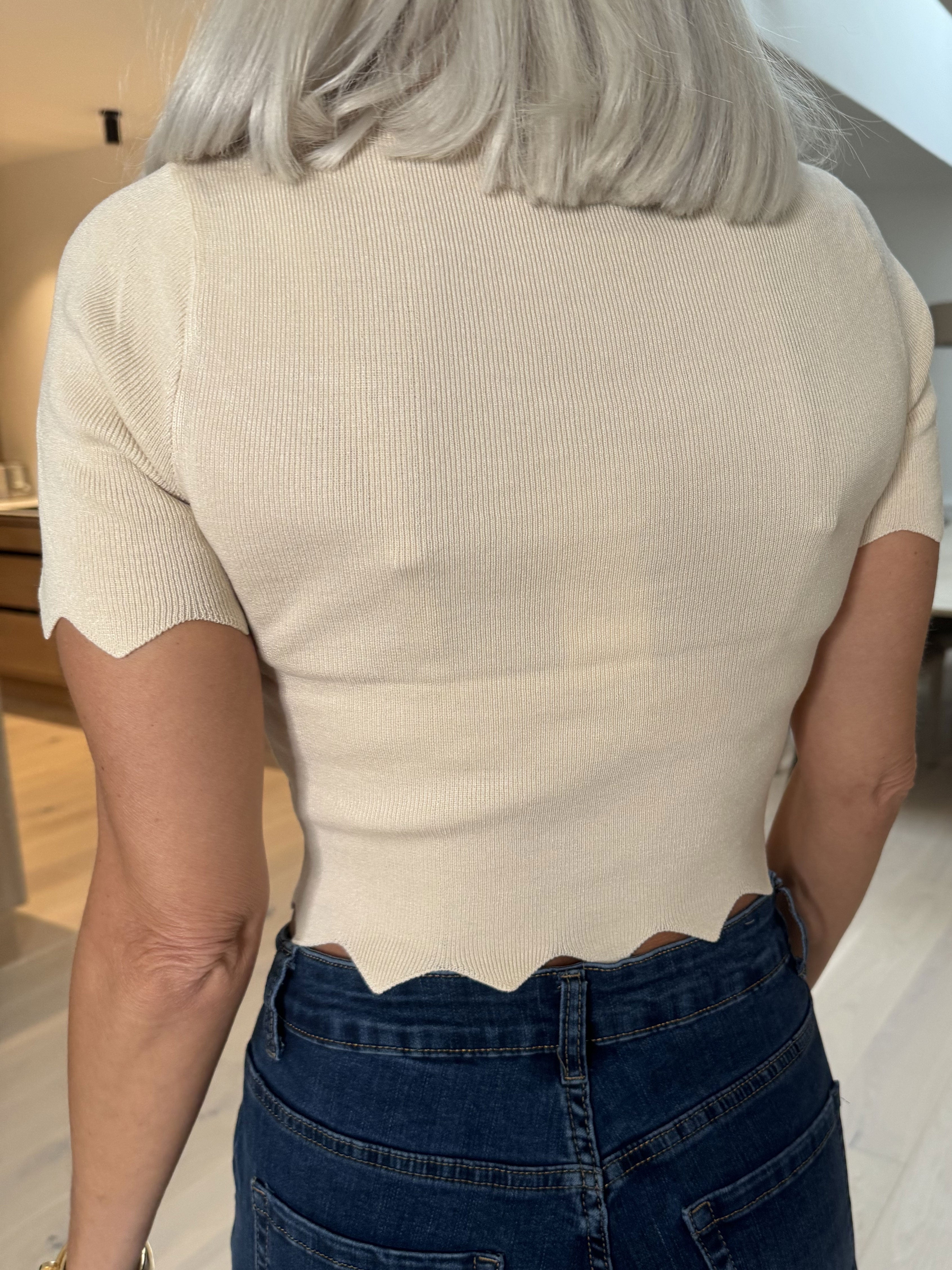Elvira Crop Top - Tätsittande blus med resår och vinkelringad halsringning.