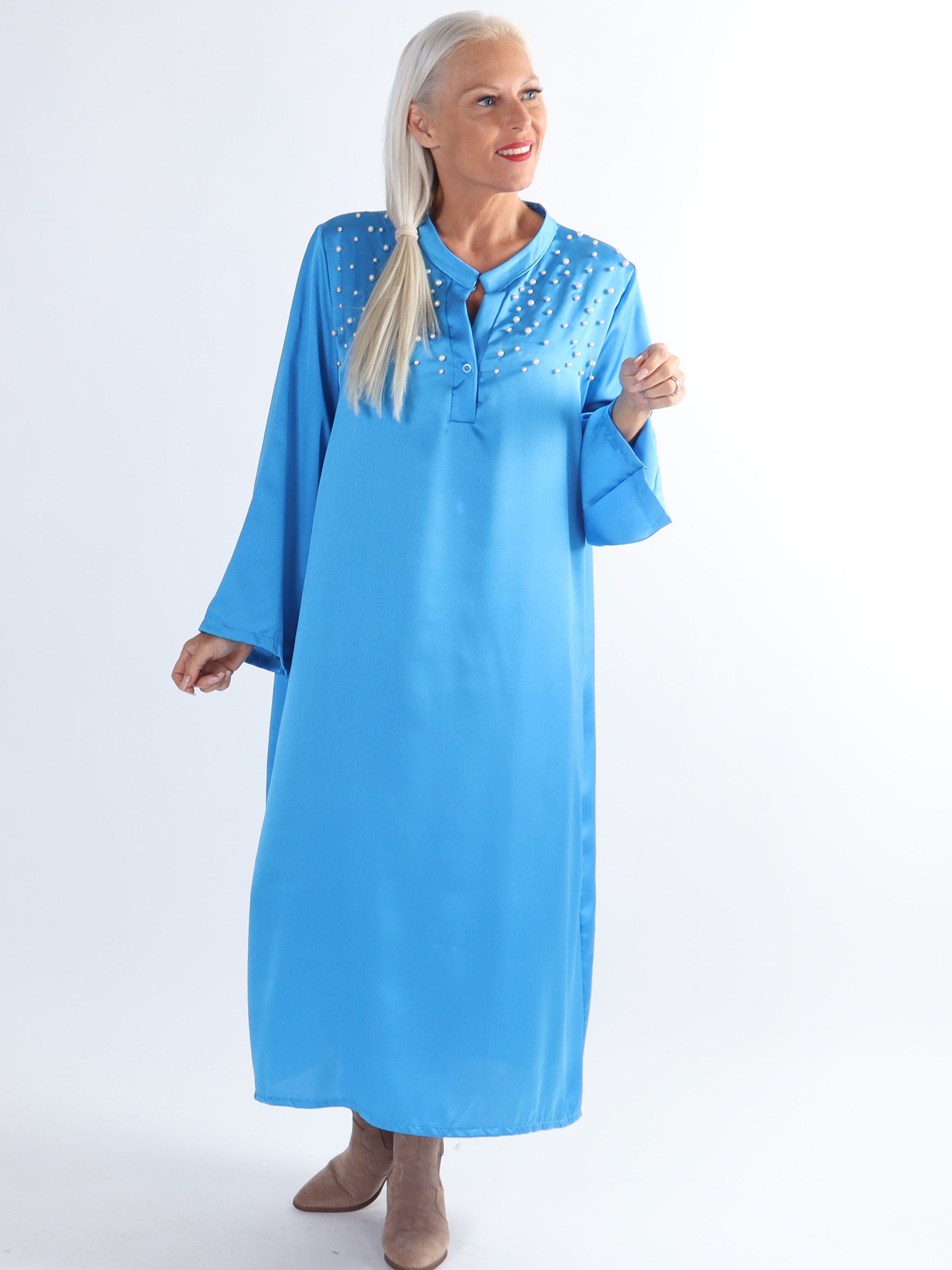 Emilia - Plus size klänning i silkelook med vita pärlor