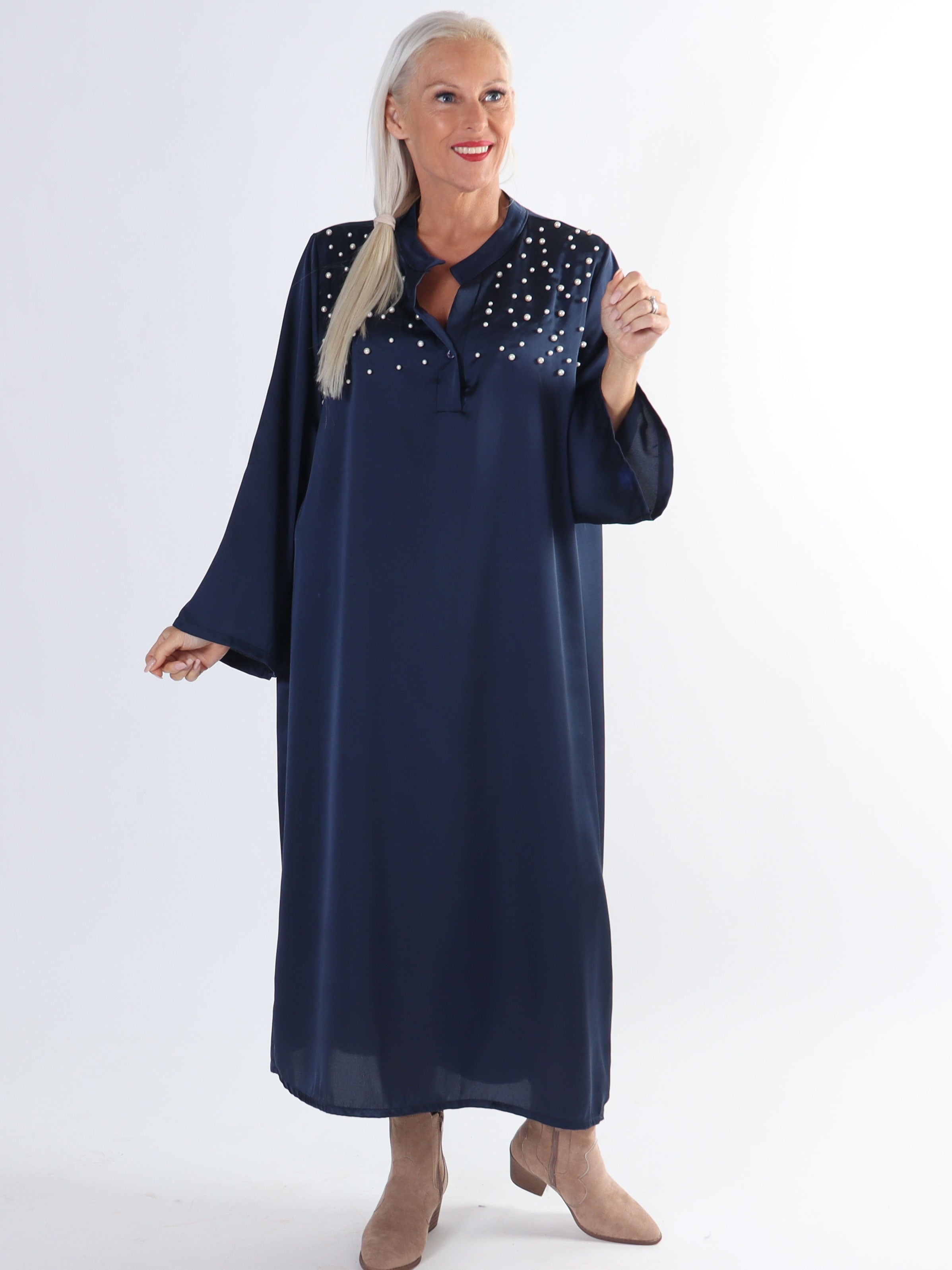 Emilia - Plus size klänning i silkelook med vita pärlor