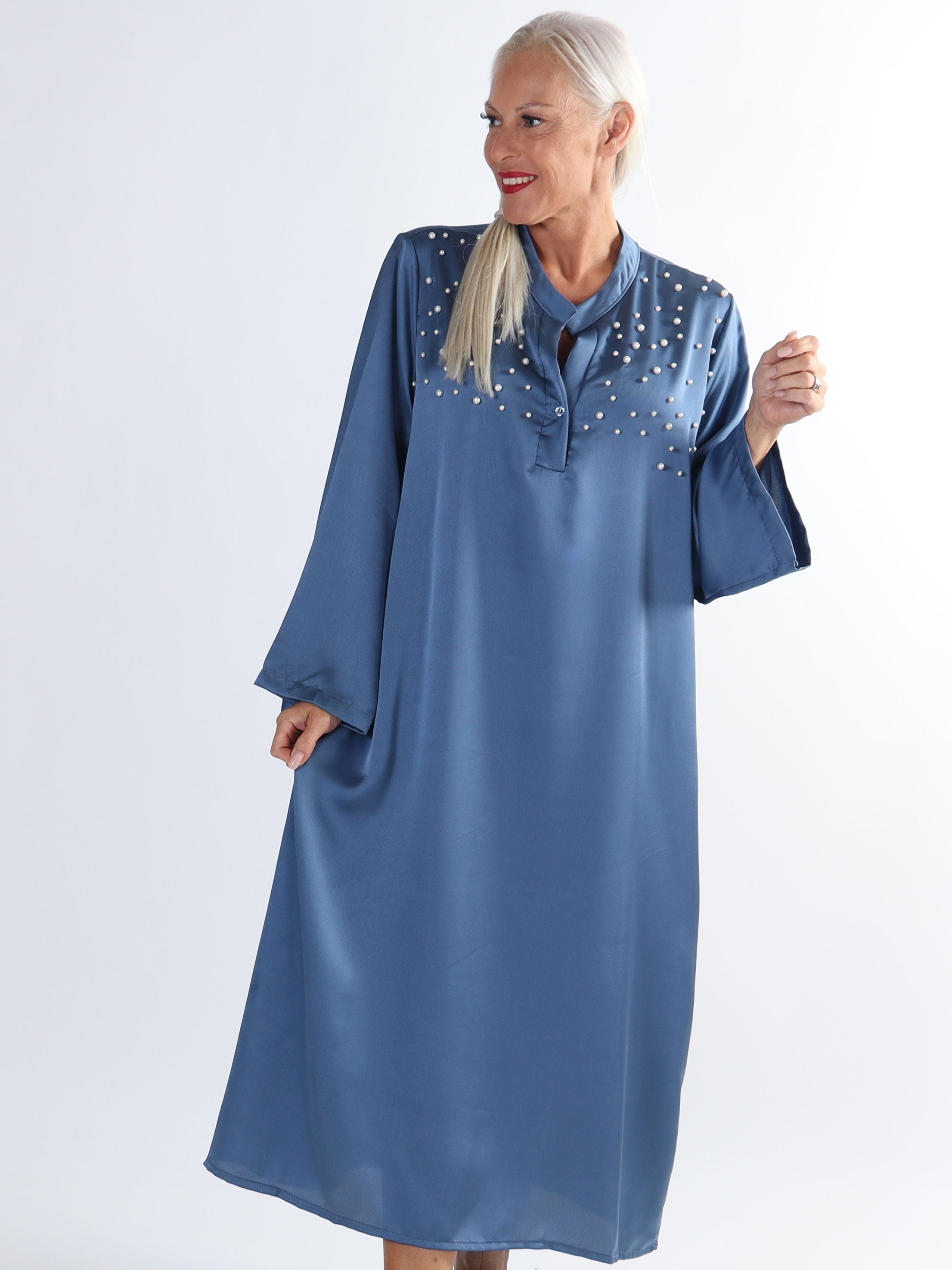 Emilia - Plus size klänning i silkelook med vita pärlor