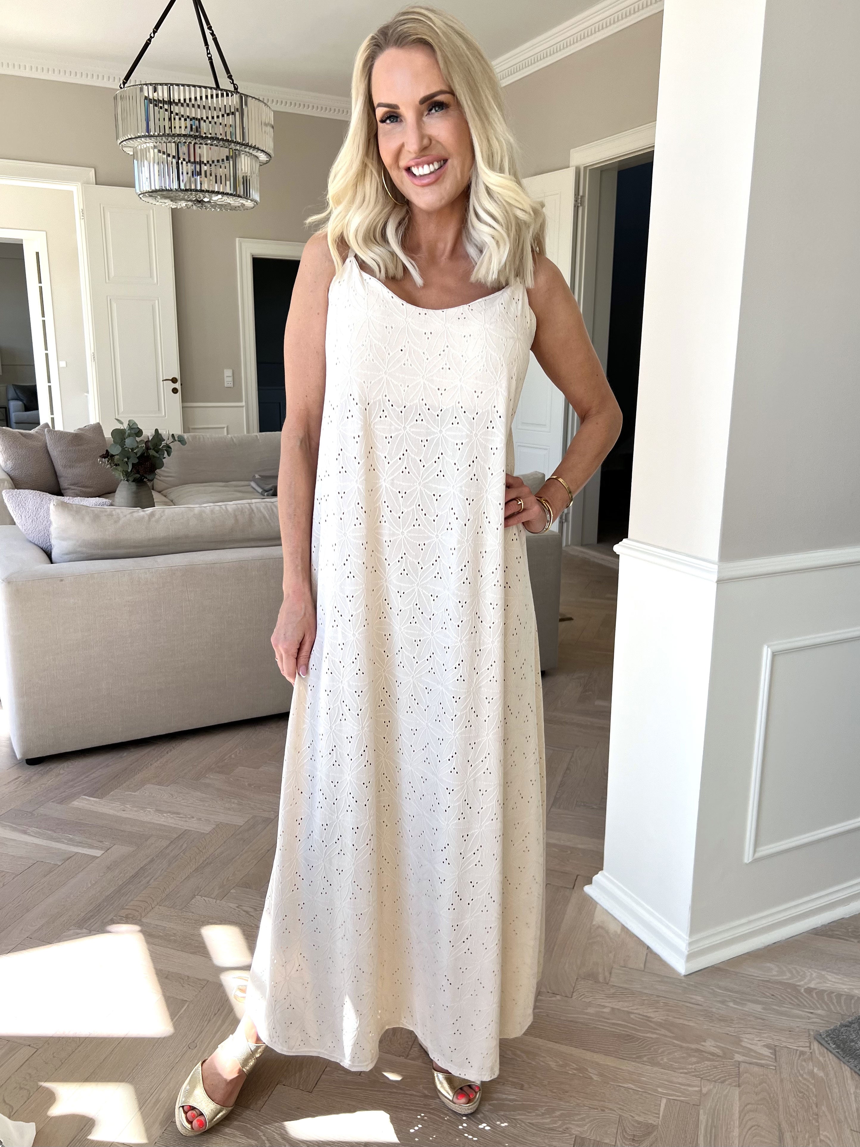 Emilie - Axelbandsklänning i mjukt tyg med broderie anglaise