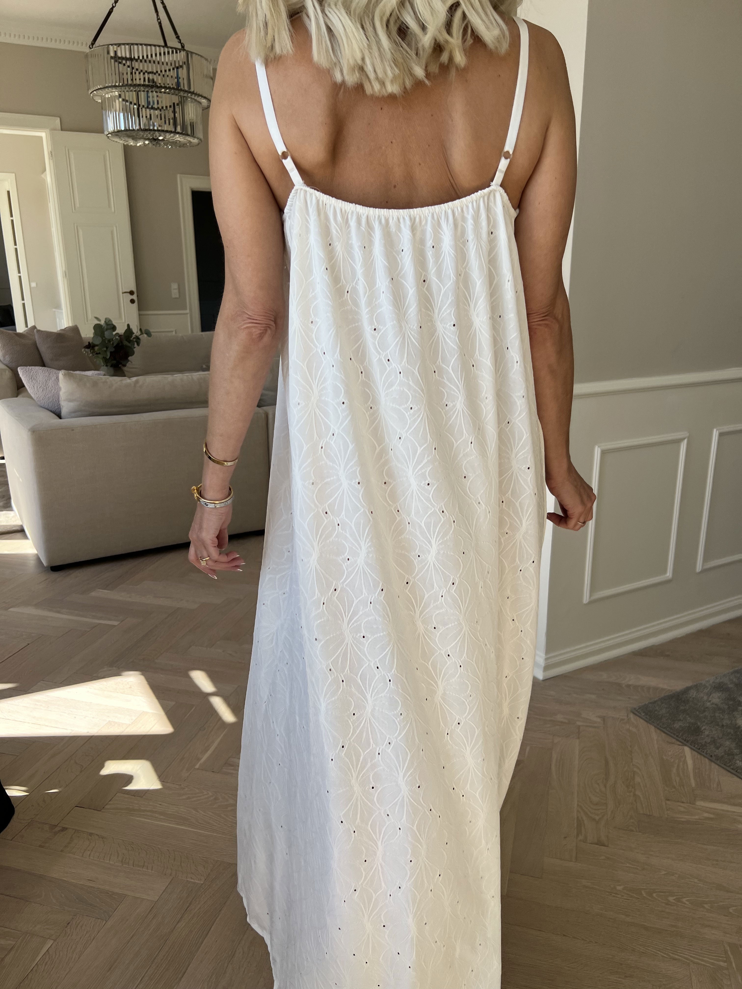 Emilie - Axelbandsklänning i mjukt tyg med broderie anglaise