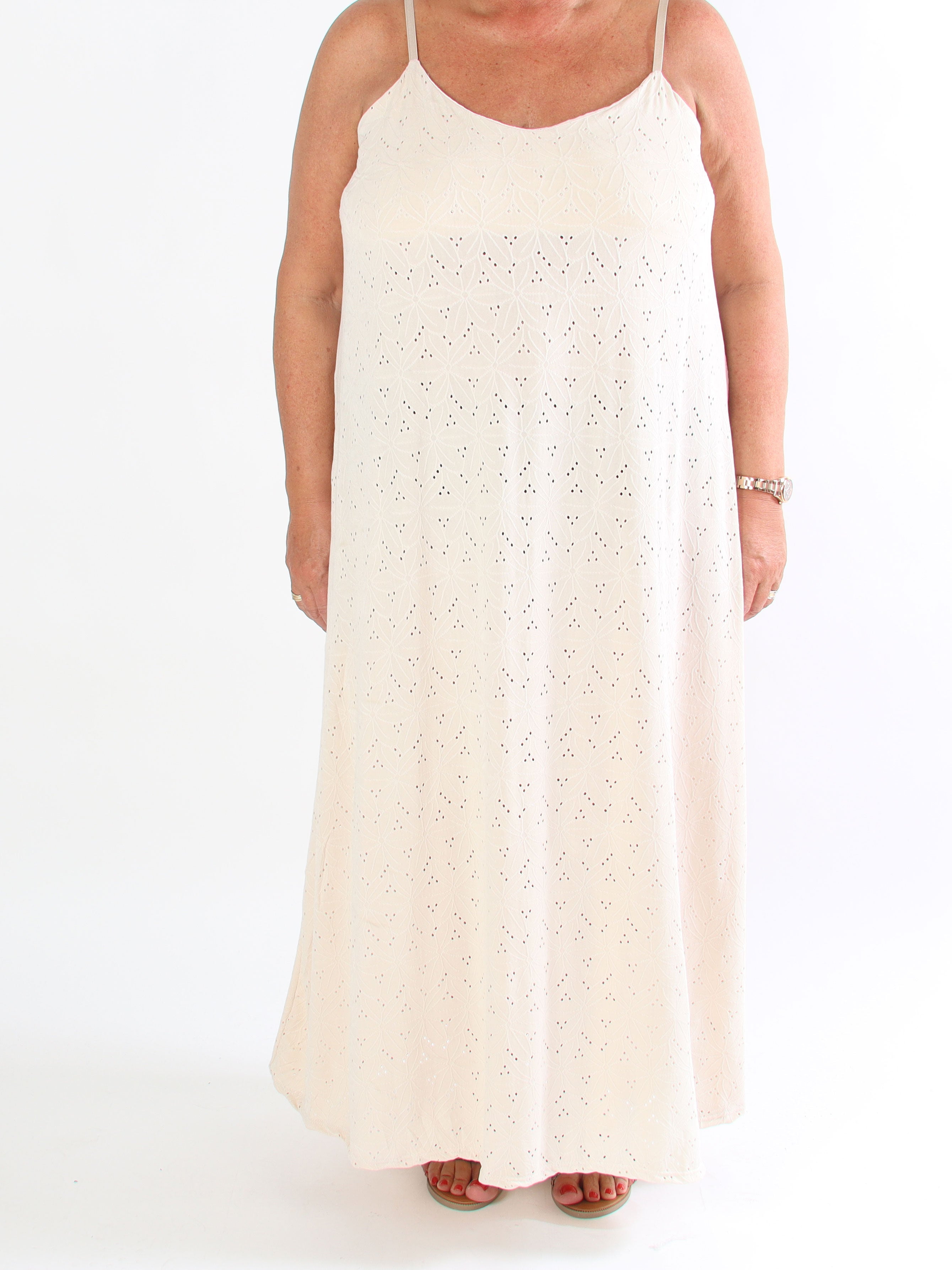 Emilie - Plus size-klänning i mjukt tyg med broderie anglaise
