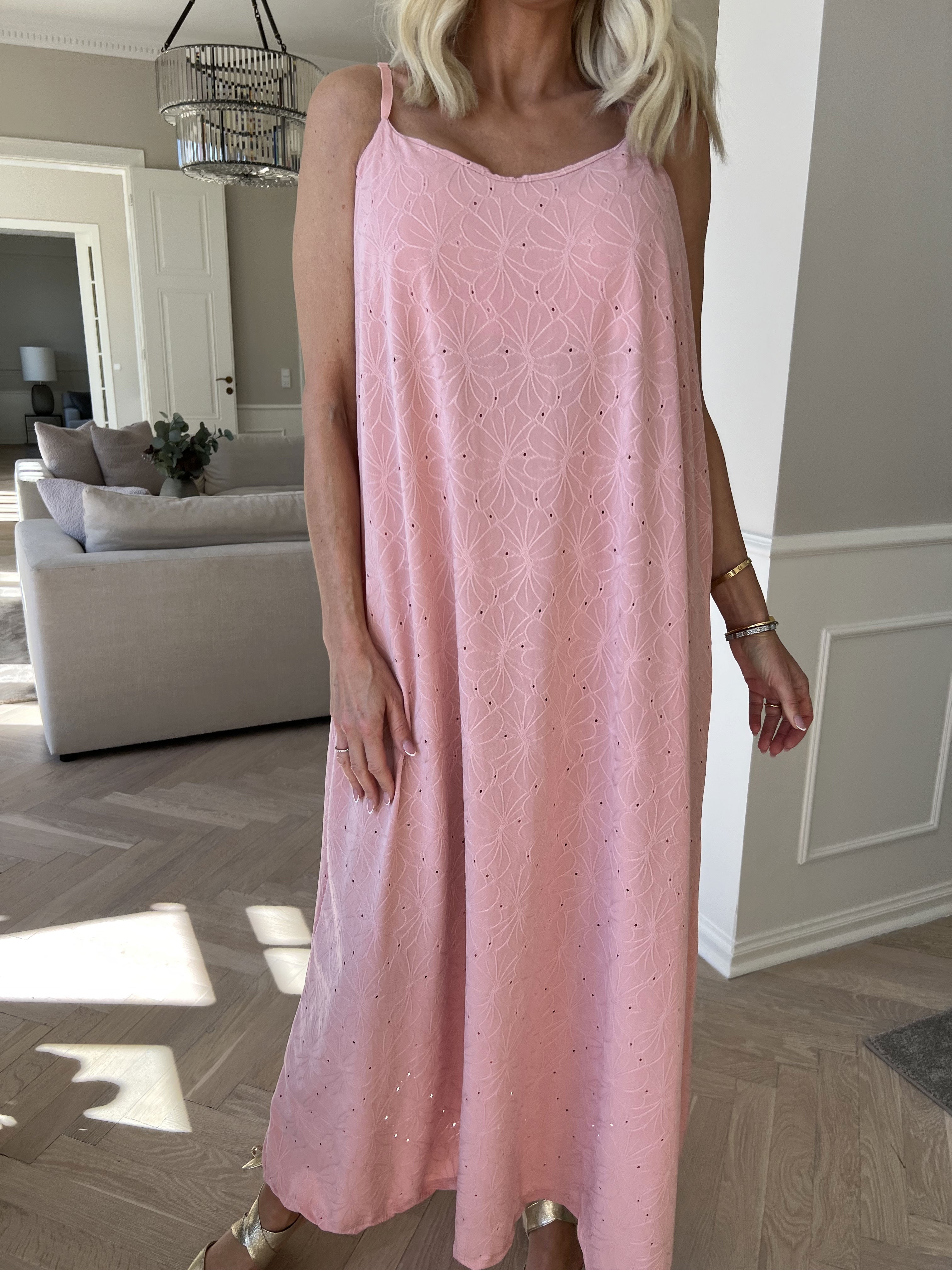 Emilie - Axelbandsklänning i mjukt tyg med broderie anglaise