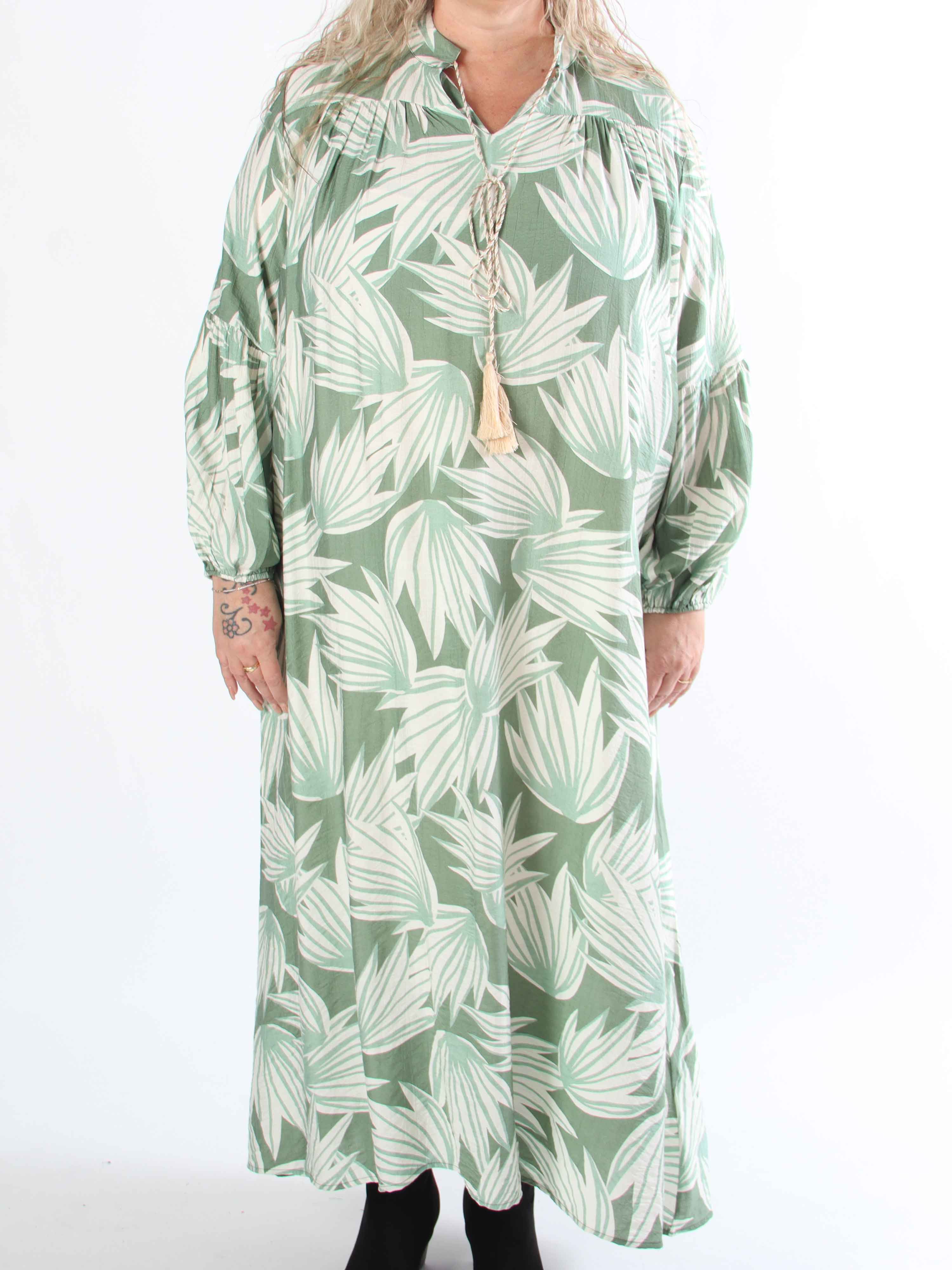 Emma - Söt lång boho viskos klänning i plus size