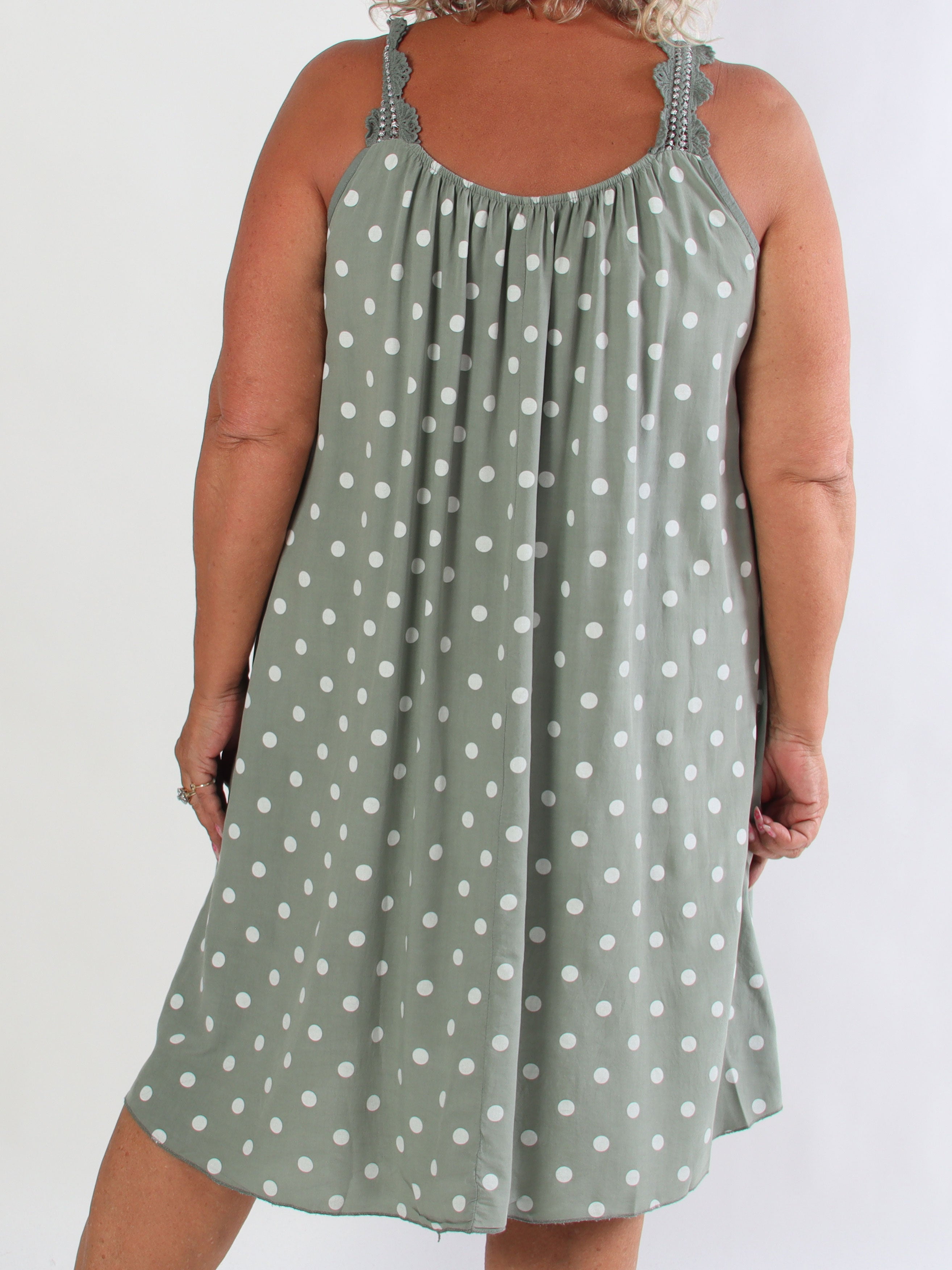 Enia - Plus size kjole i viskosestof med prikker og broderede stropper