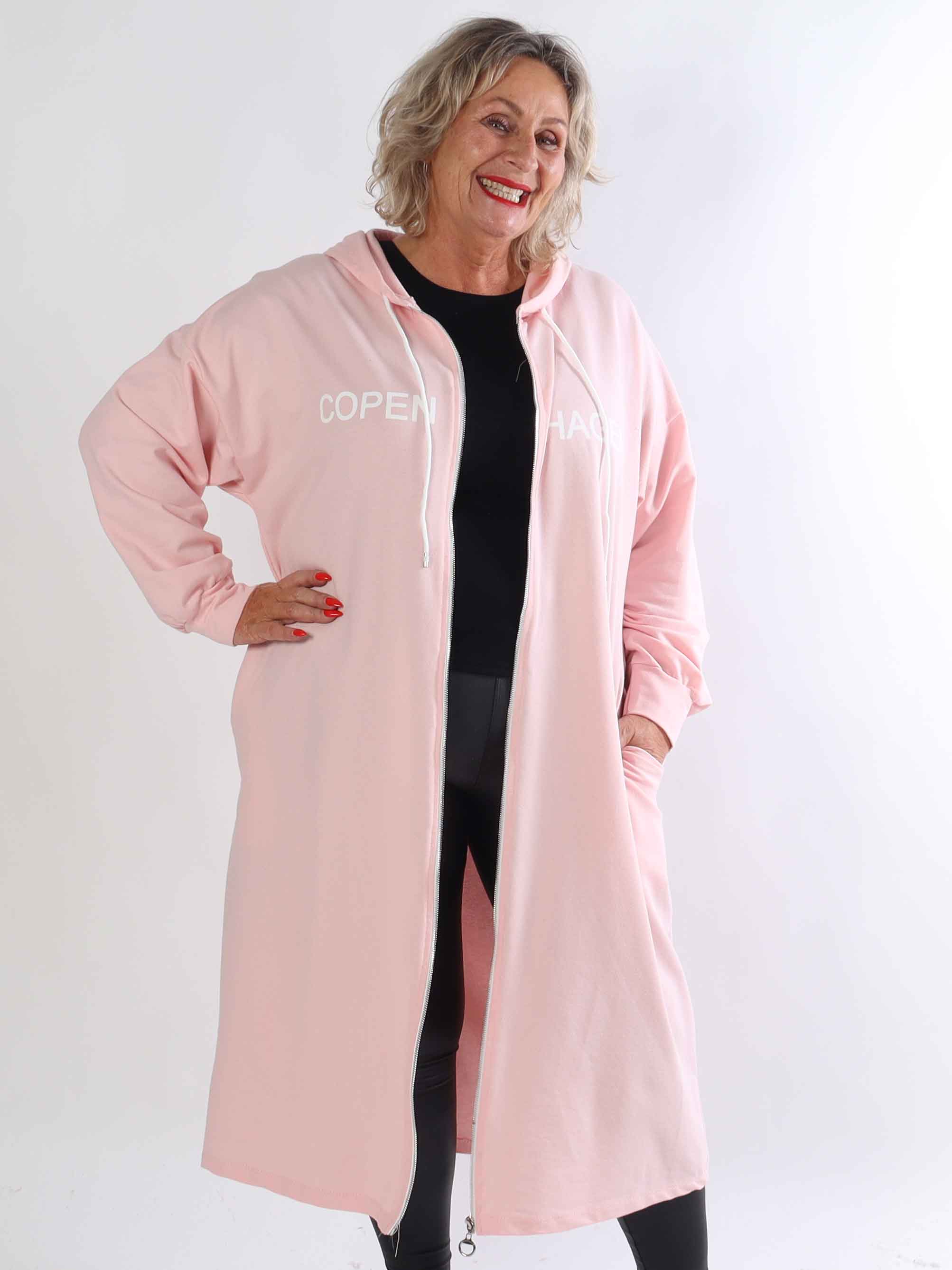 Erika - Plus size blød hoodiekjole i bomuld med “Copenhagen”-print på brystet