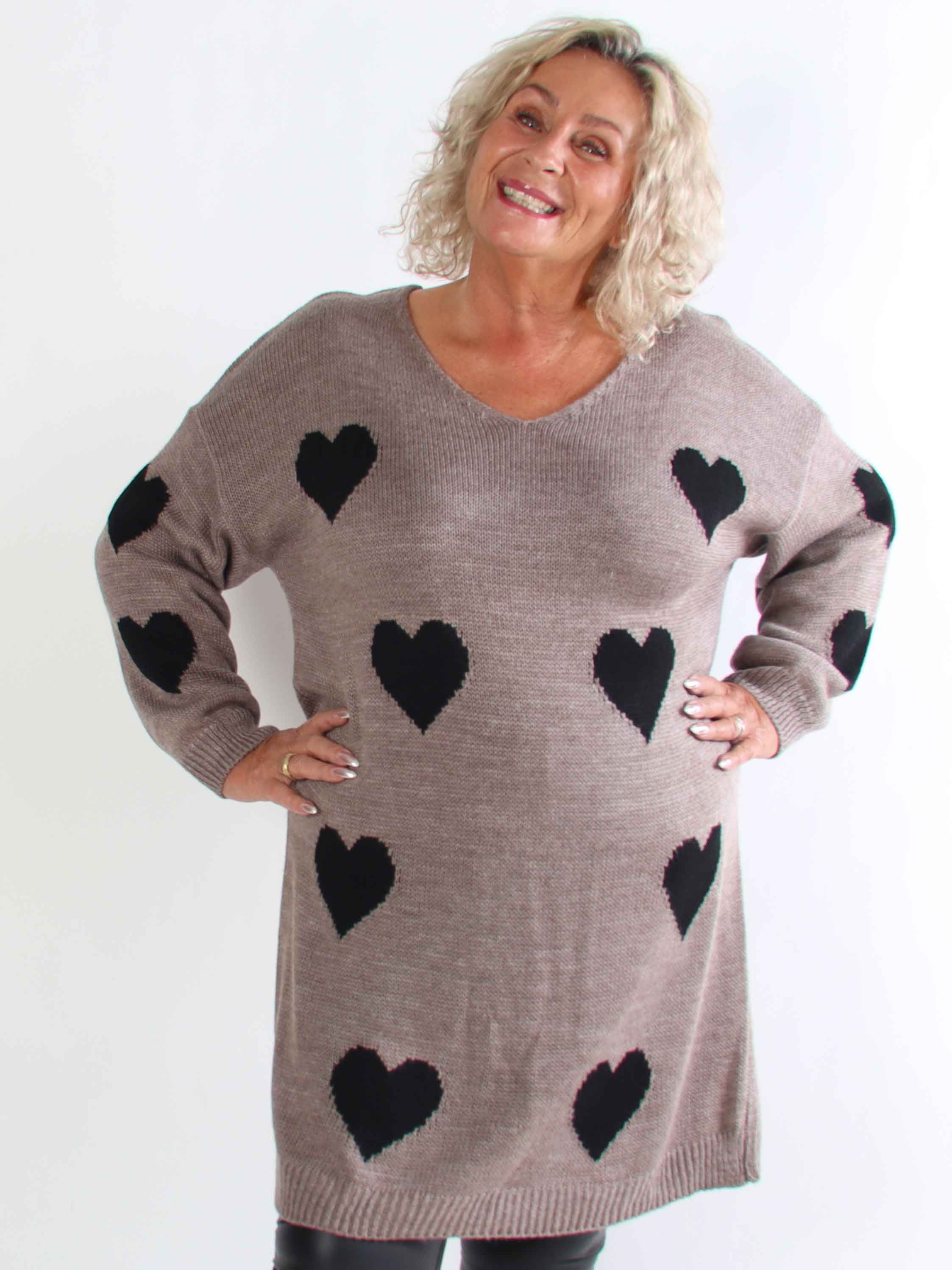 Esly - Stickad plus size klänning med hjärtan och v-ringning
