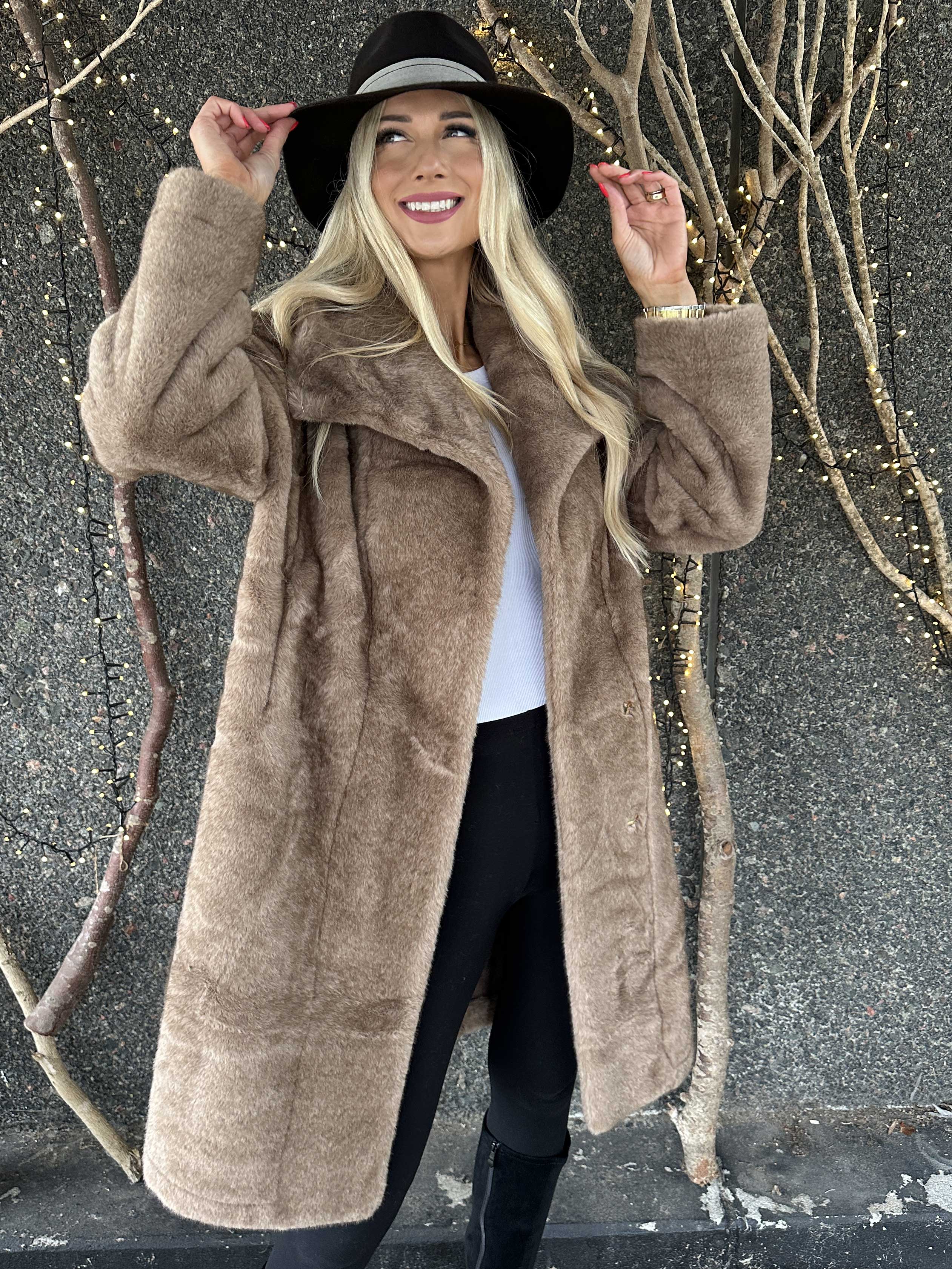 Federica - Mjuk fuskpälskappa med krage