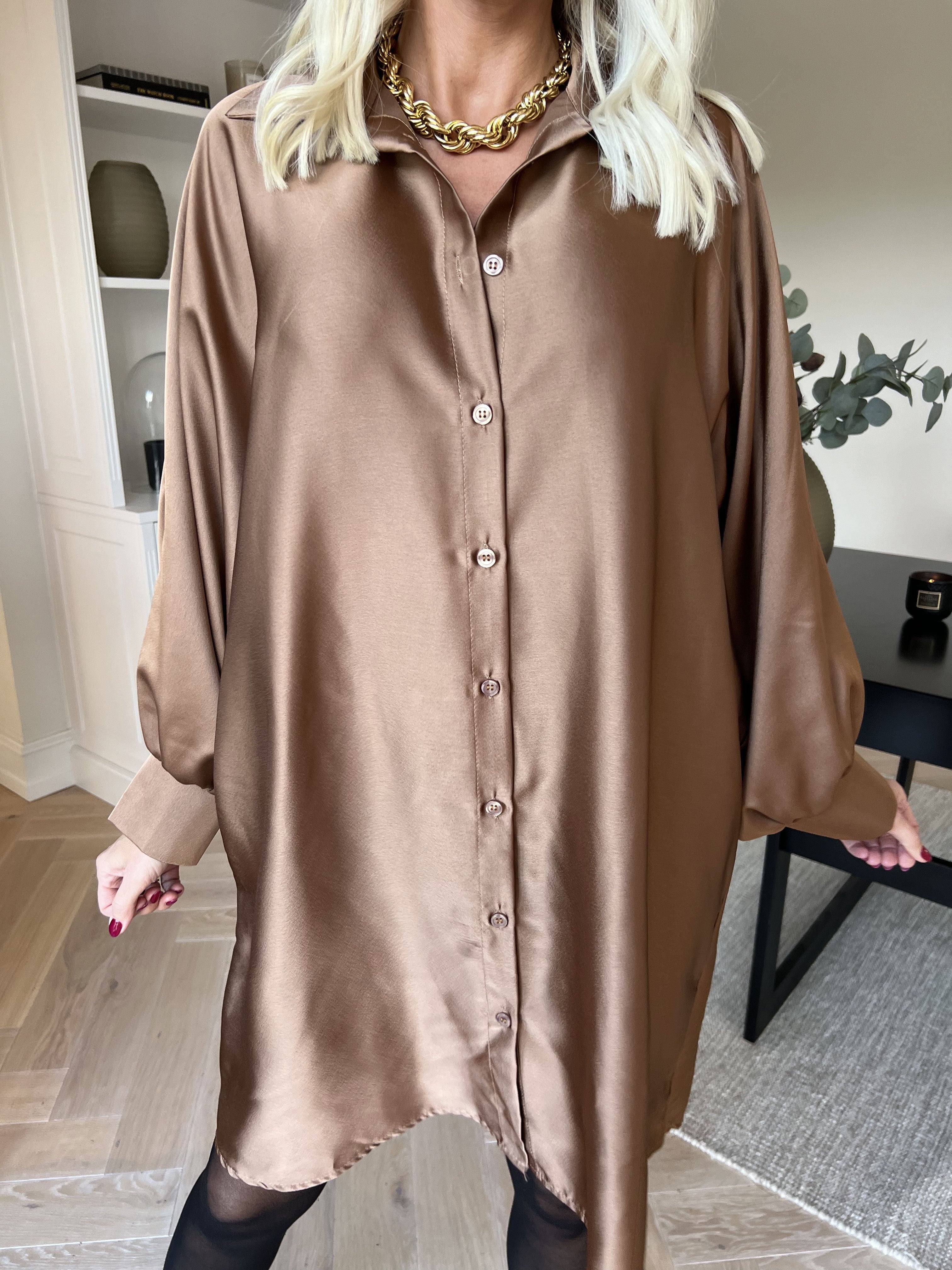 Feliciti long - Shiny skjortklänning med fladdermusärmar