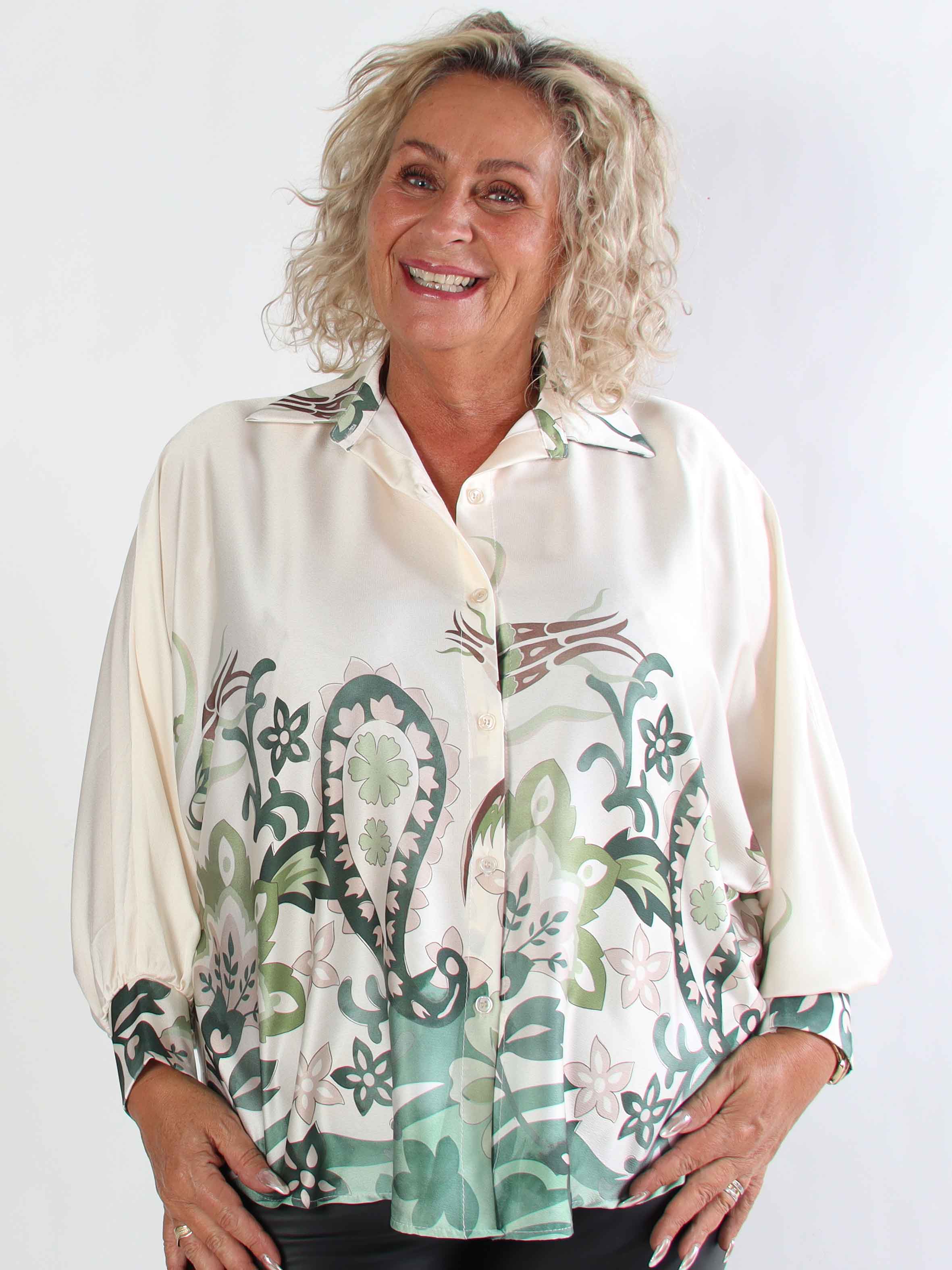 Feliciti Paisley - Mönstrad plus size skjorta med fladdermusärmar