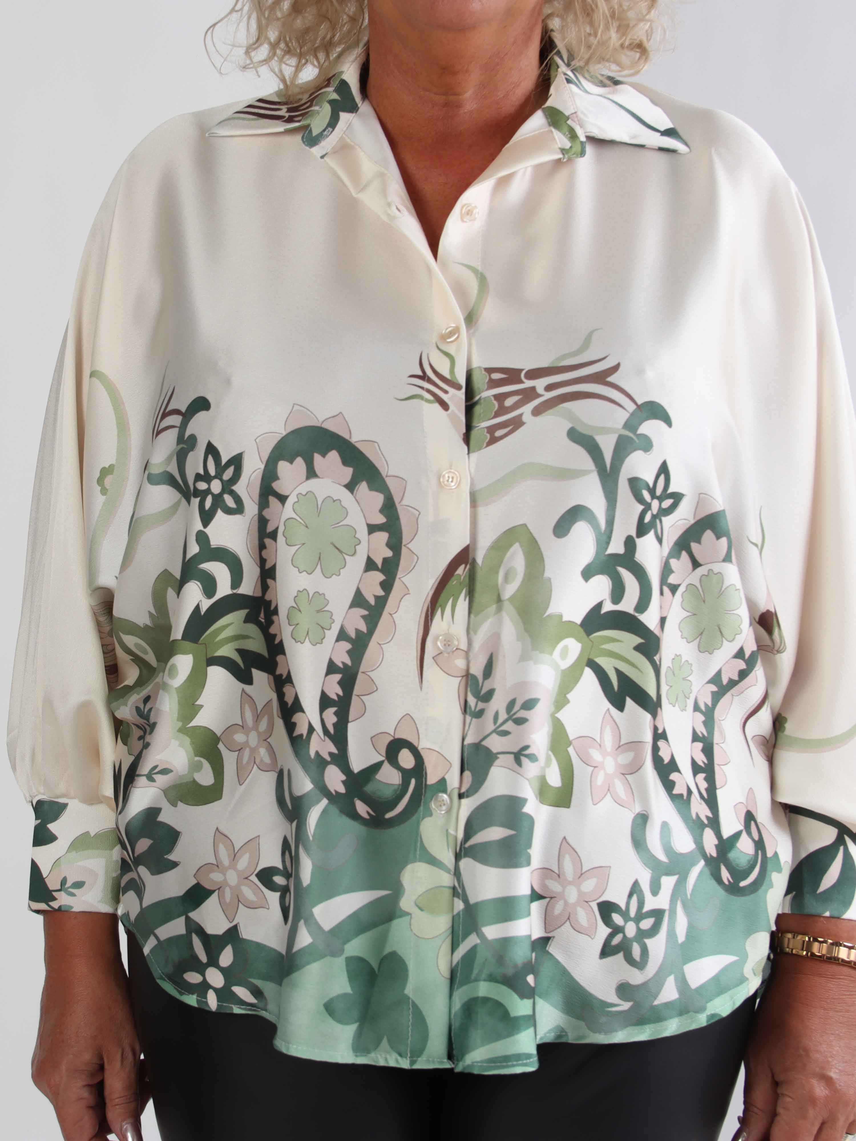 Feliciti Paisley - Mönstrad plus size skjorta med fladdermusärmar