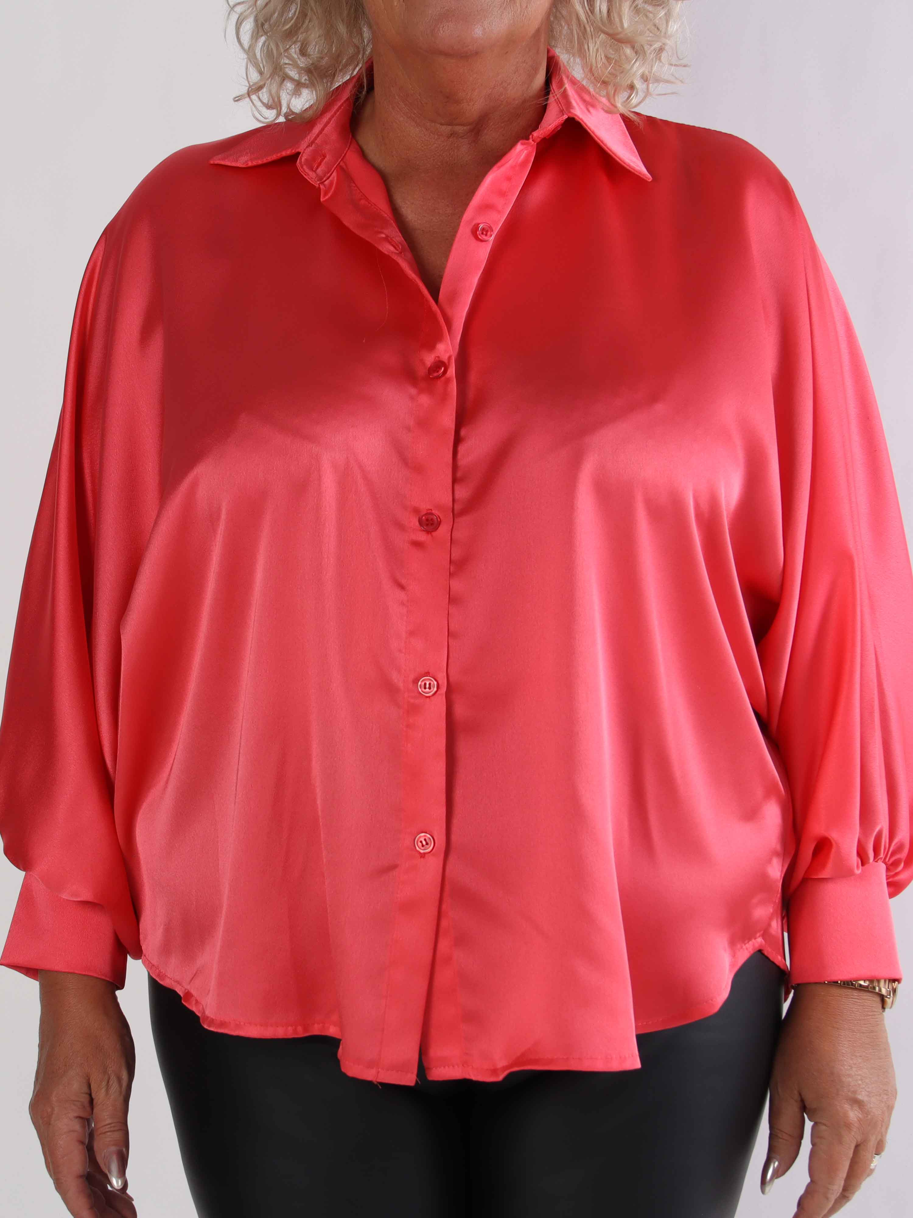 Feliciti - Shiny plus size skjorta med fladdermusärmar