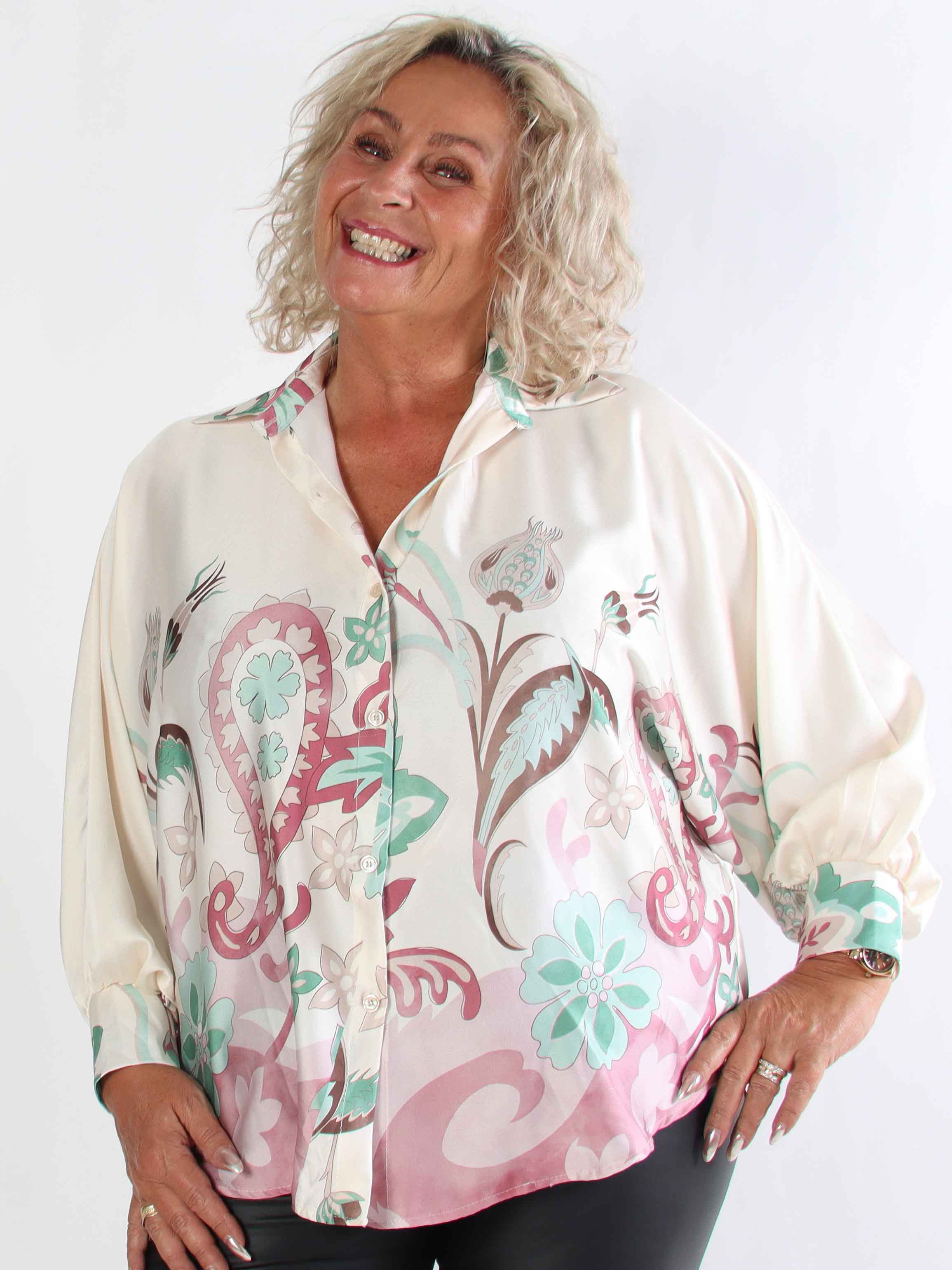 Feliciti Paisley - Mönstrad plus size skjorta med fladdermusärmar
