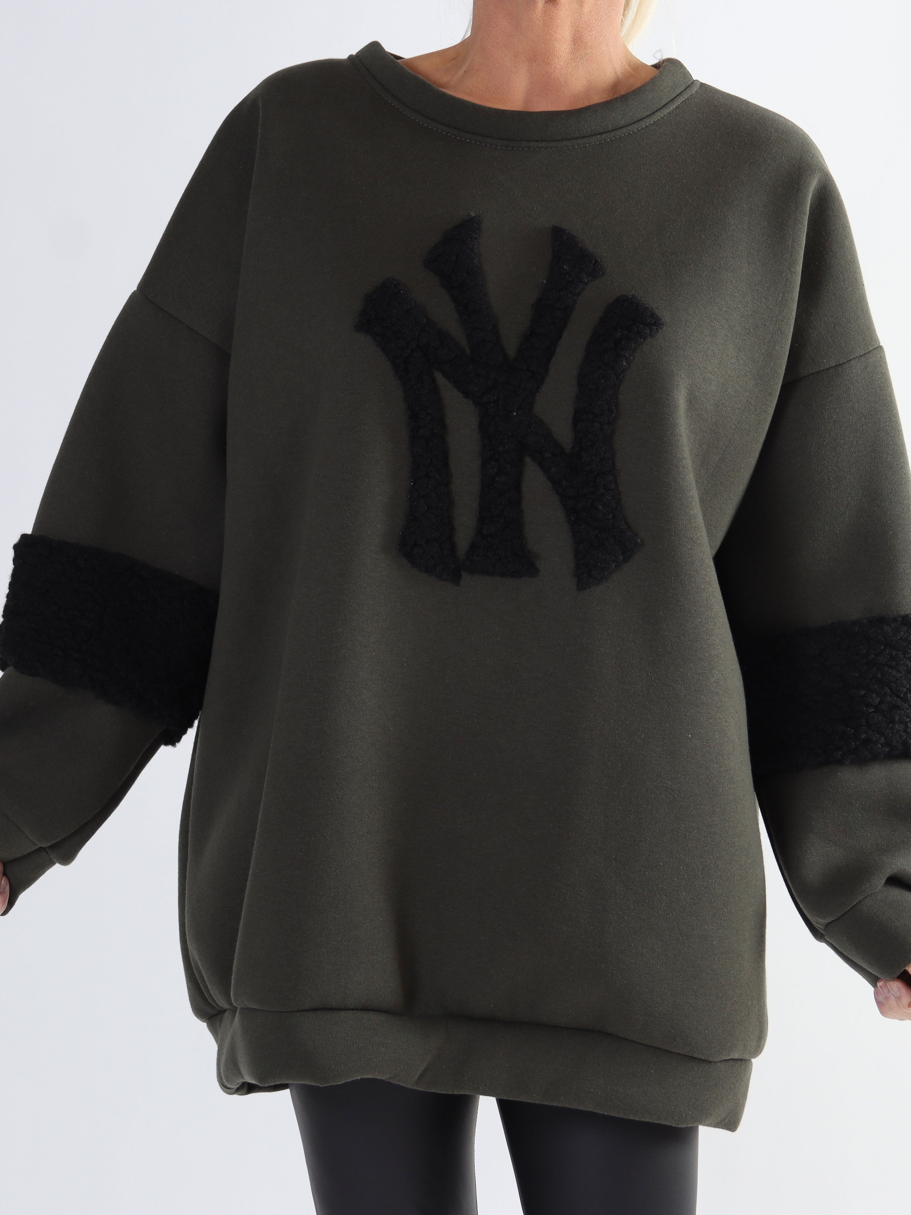 Fenya - Sweatshirt i stor storlek med detaljer i mjuk plysch