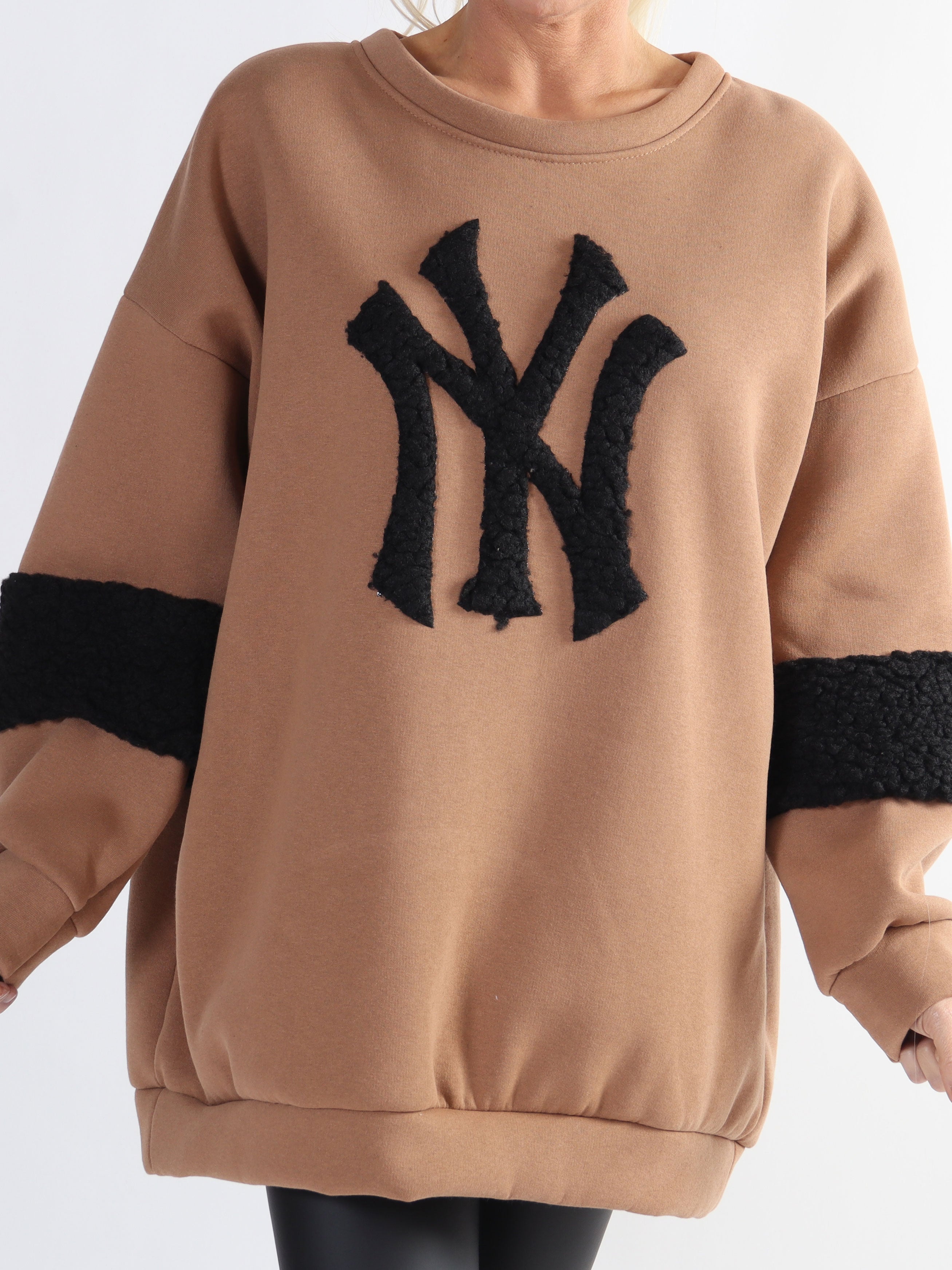 Fenya - Sweatshirt i stor storlek med detaljer i mjuk plysch