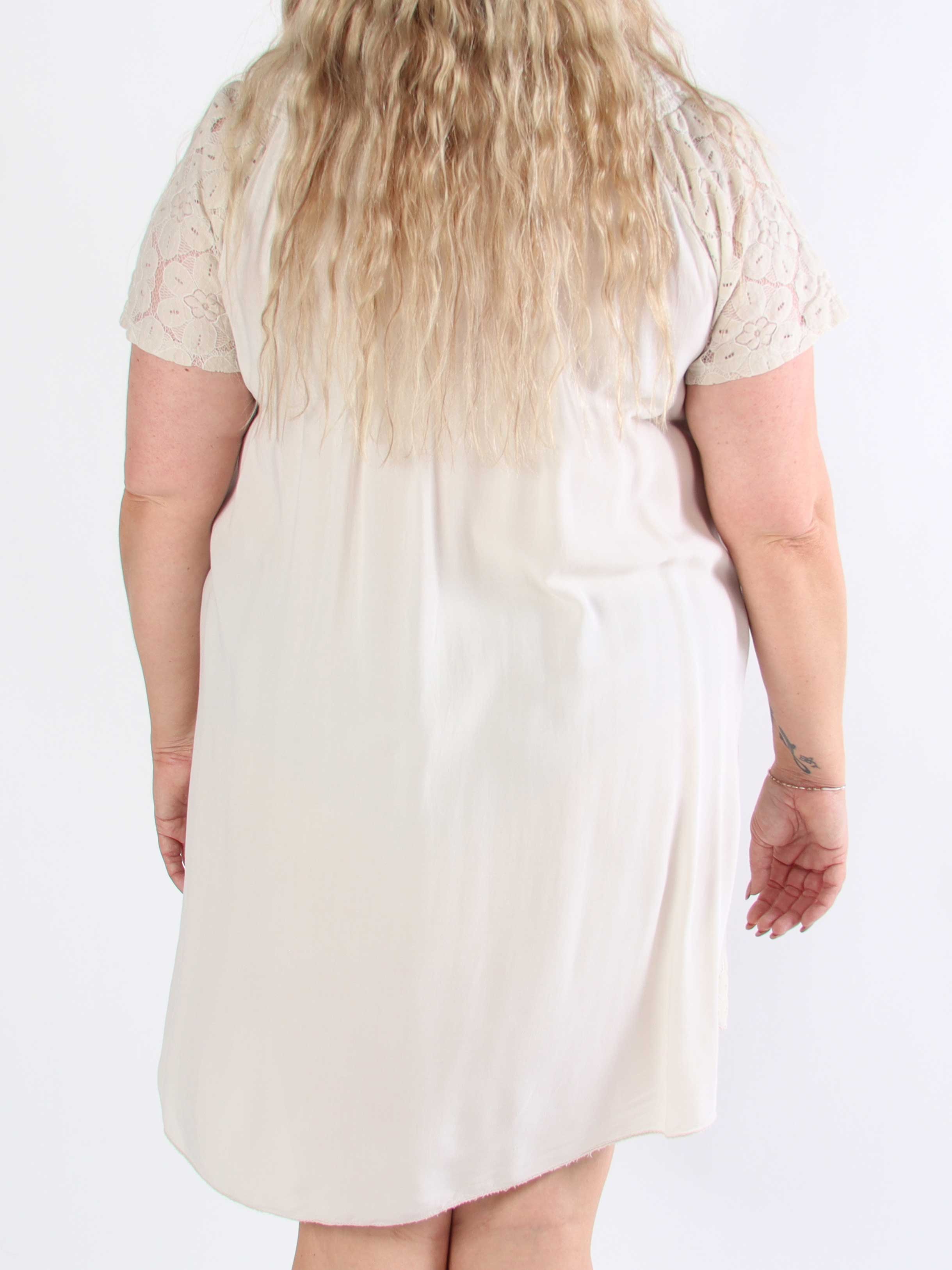 Fjola - Plus size tunikaklänning i bomull med spets fram