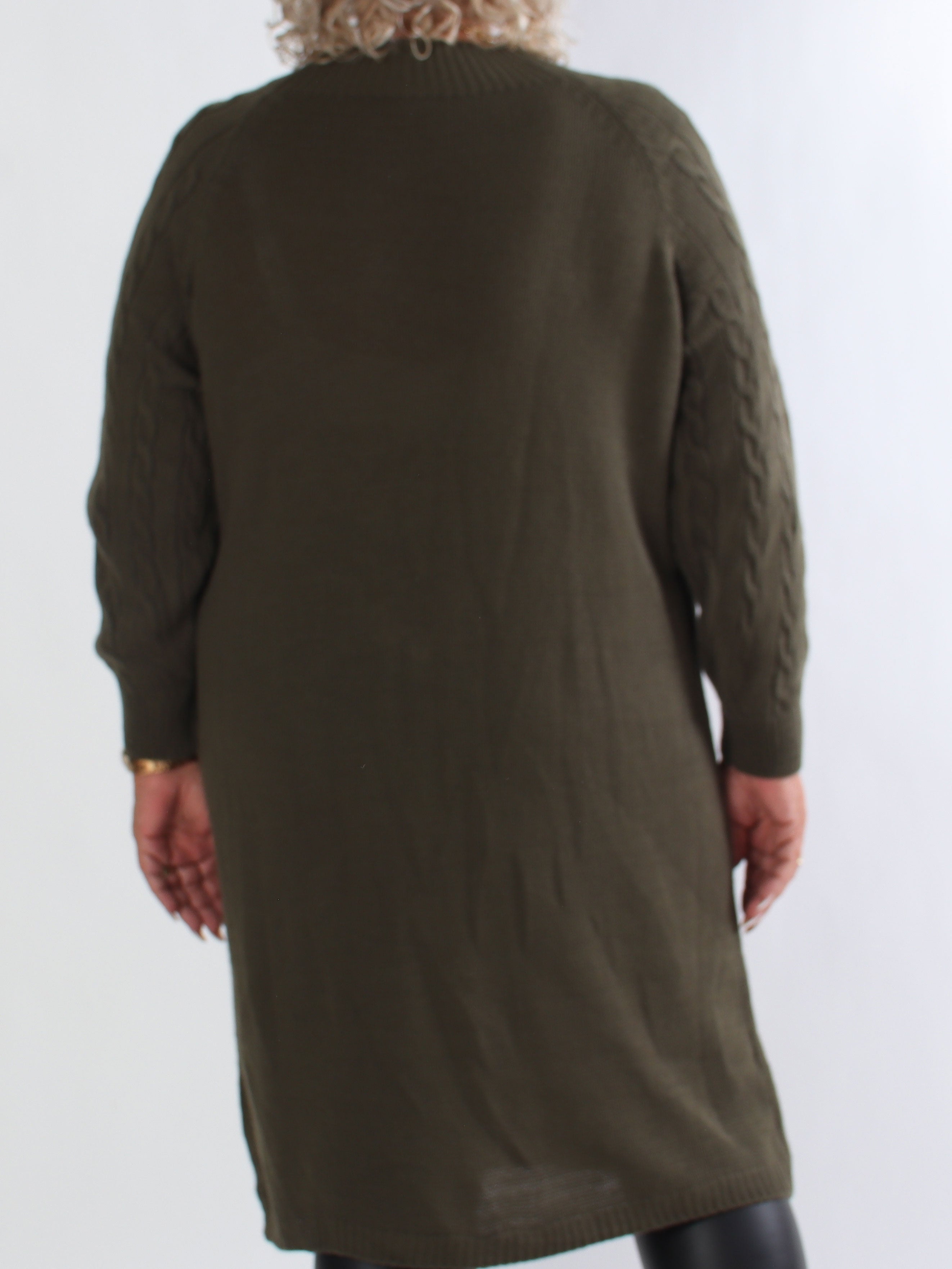 Floresta - Kabelstickad plus size klänning med guldfärgade knappar