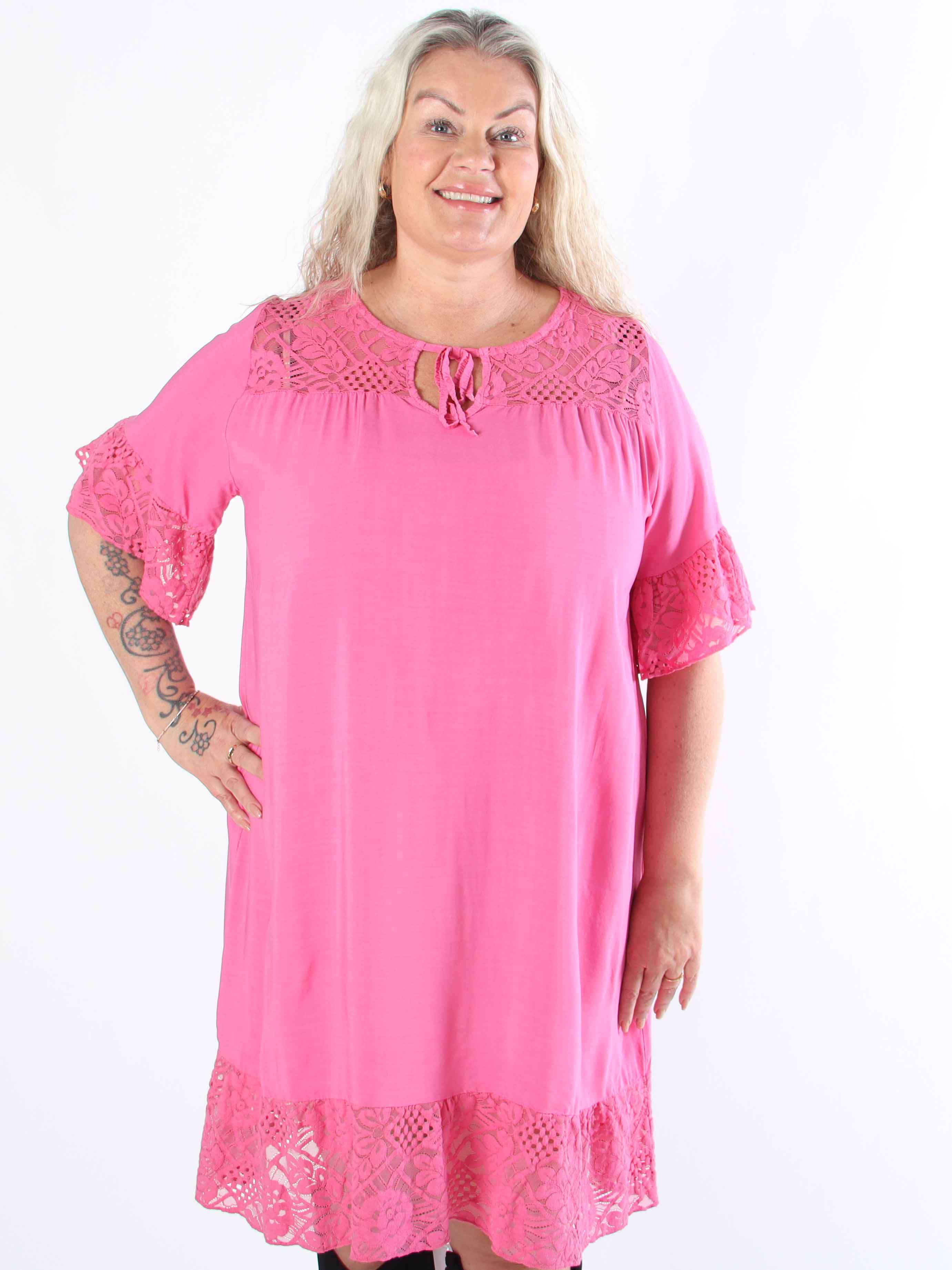 Floriza - Söt plus size-klänning i viskos med spetskant