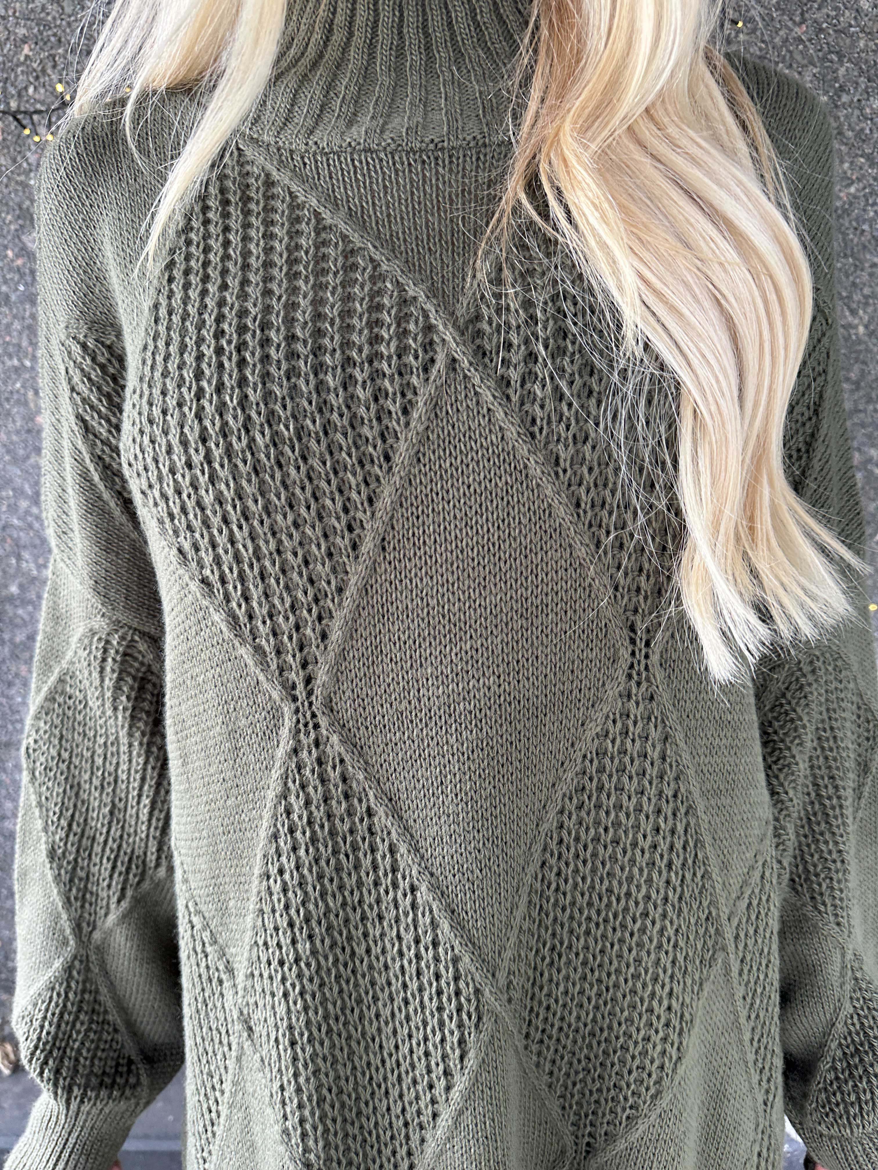 Garaldine - Klänning med stickat mönster och turtleneck
