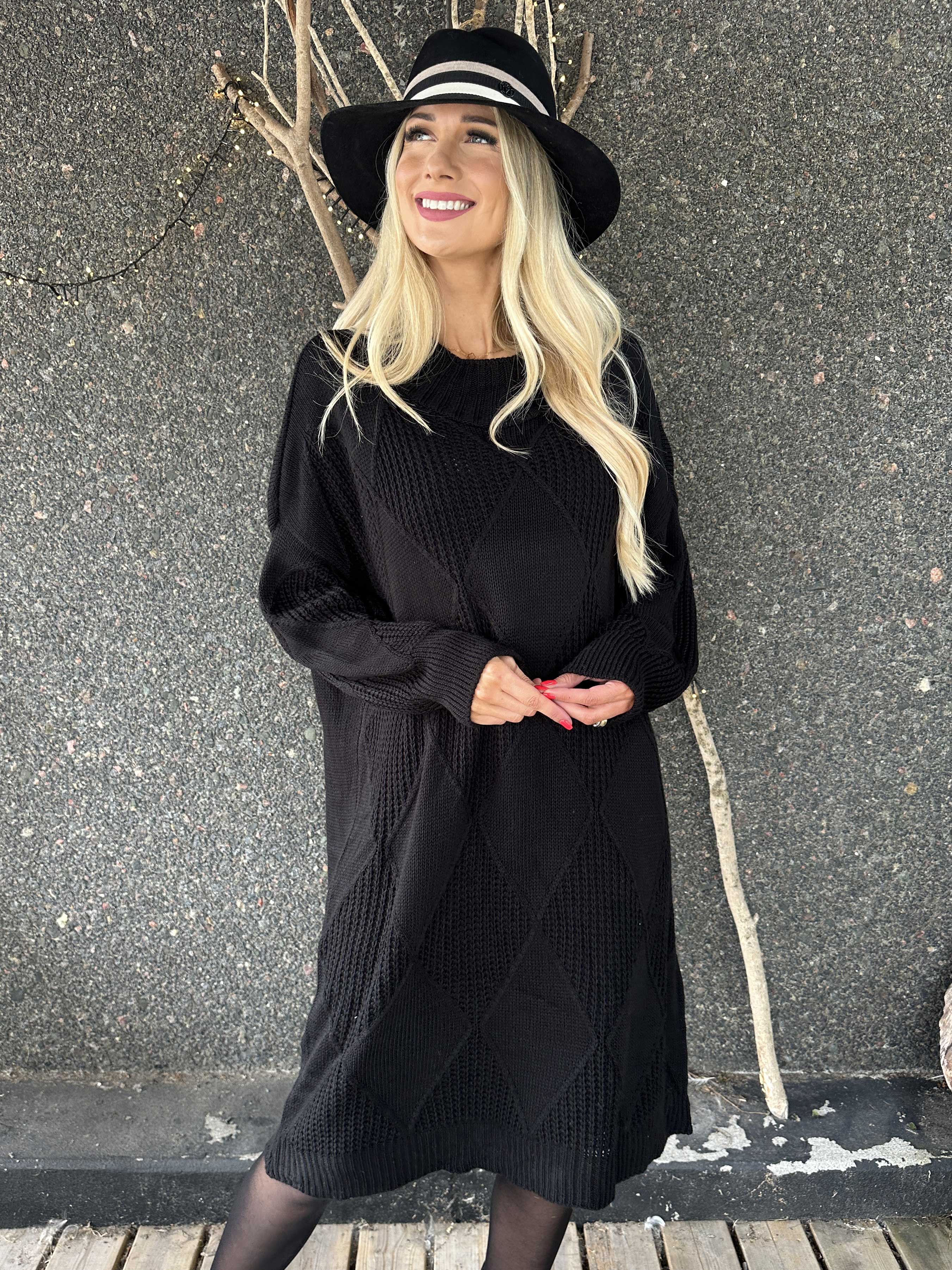 Garaldine - Klänning med stickat mönster och turtleneck