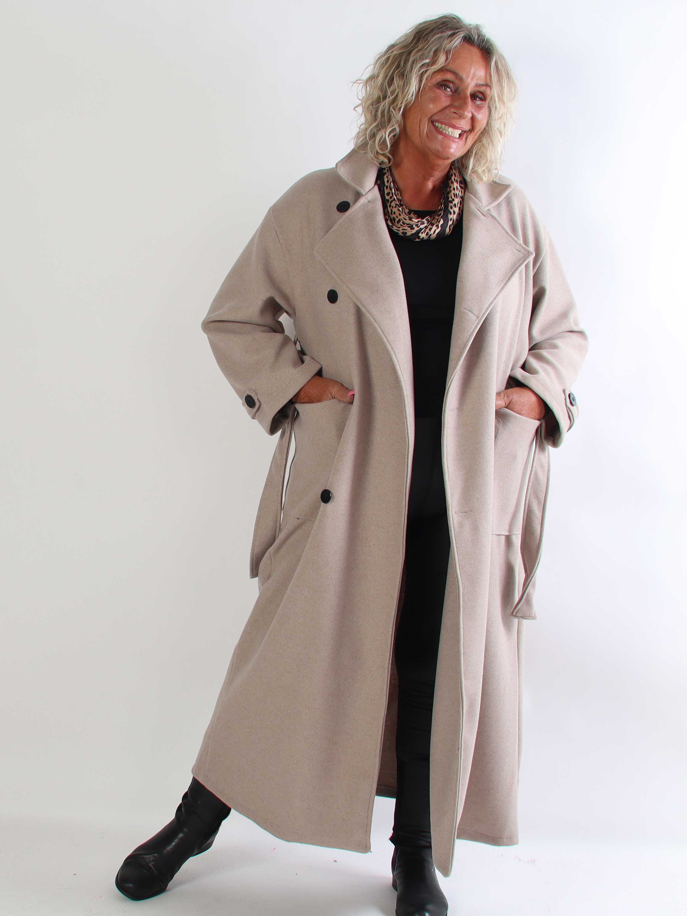 Gianna – Snygg och mjuk plus size trenchcoat med stora fickor