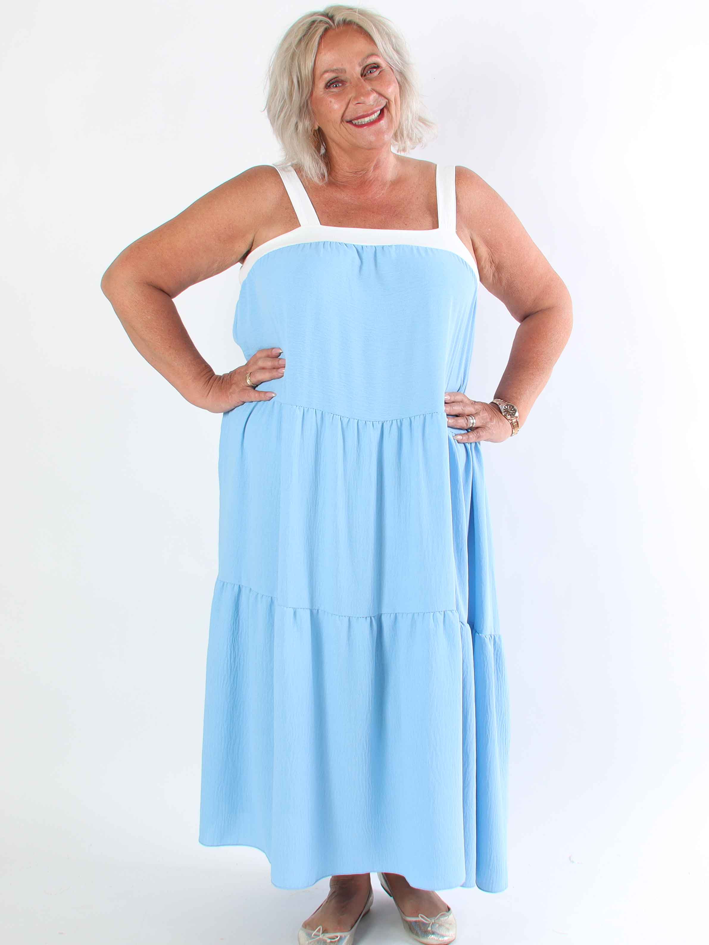 Glenna - Lång plus size klänning i viskos med vita axelband