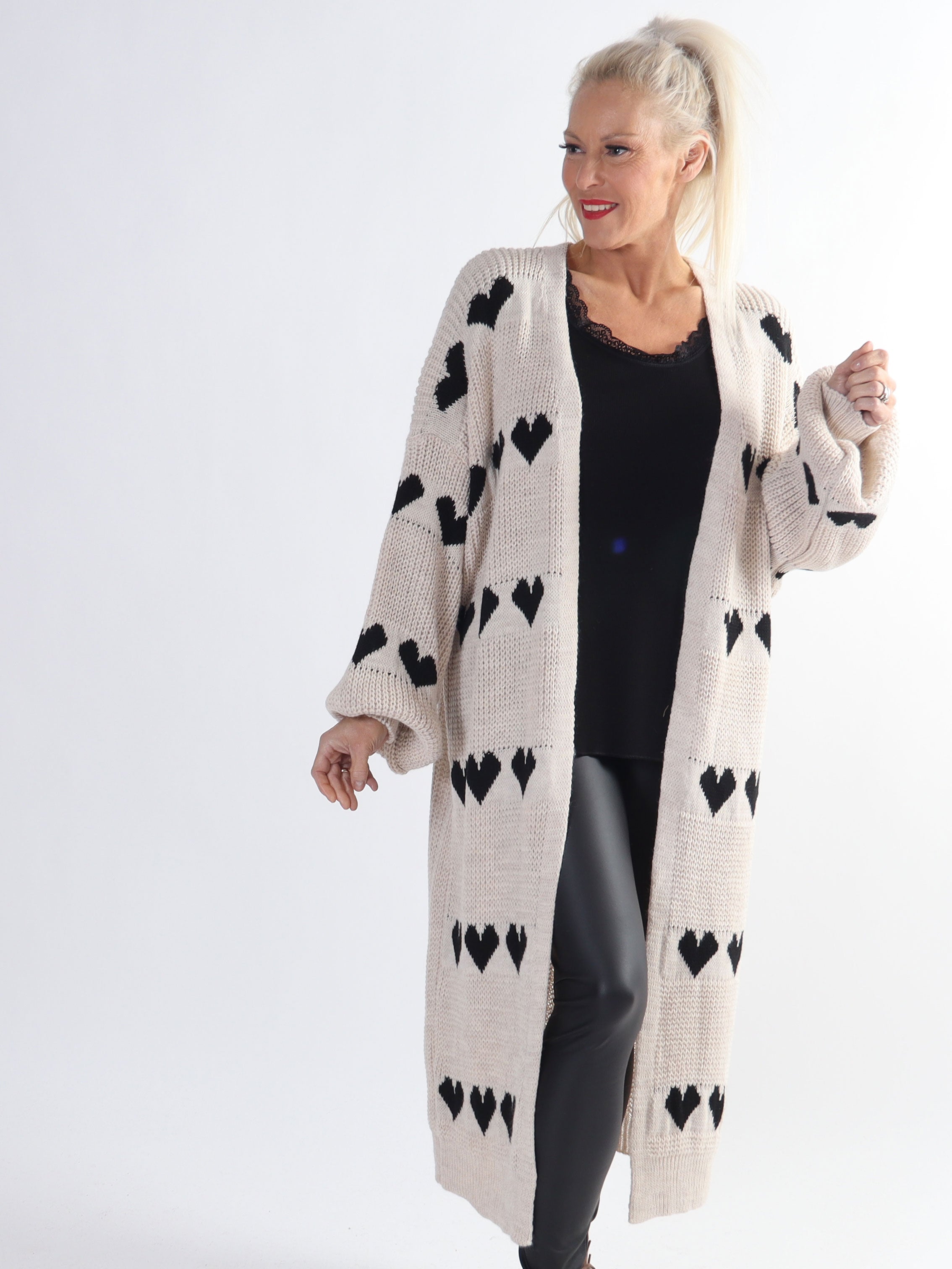 Grace - Stickad kofta med hjärtan och ballongärmar i plus size-modell