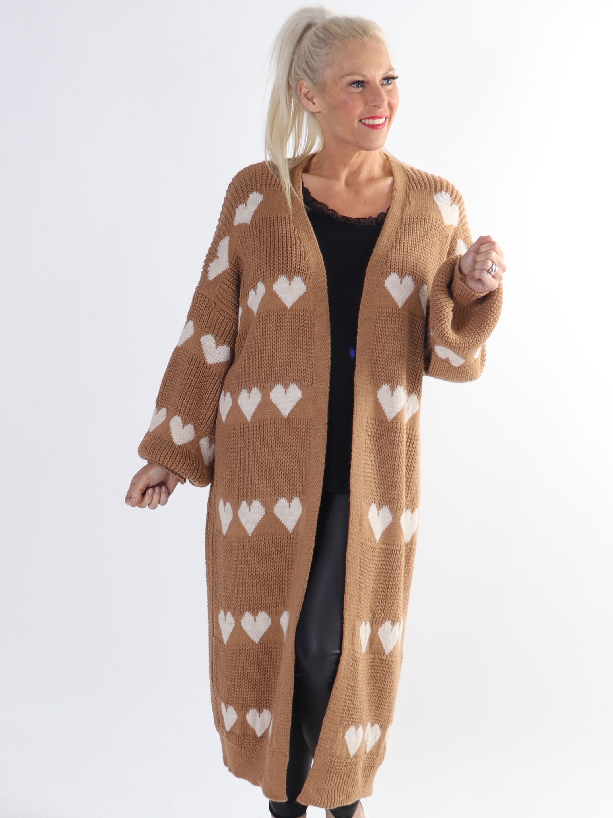 Grace - Stickad kofta med hjärtan och ballongärmar i plus size-modell