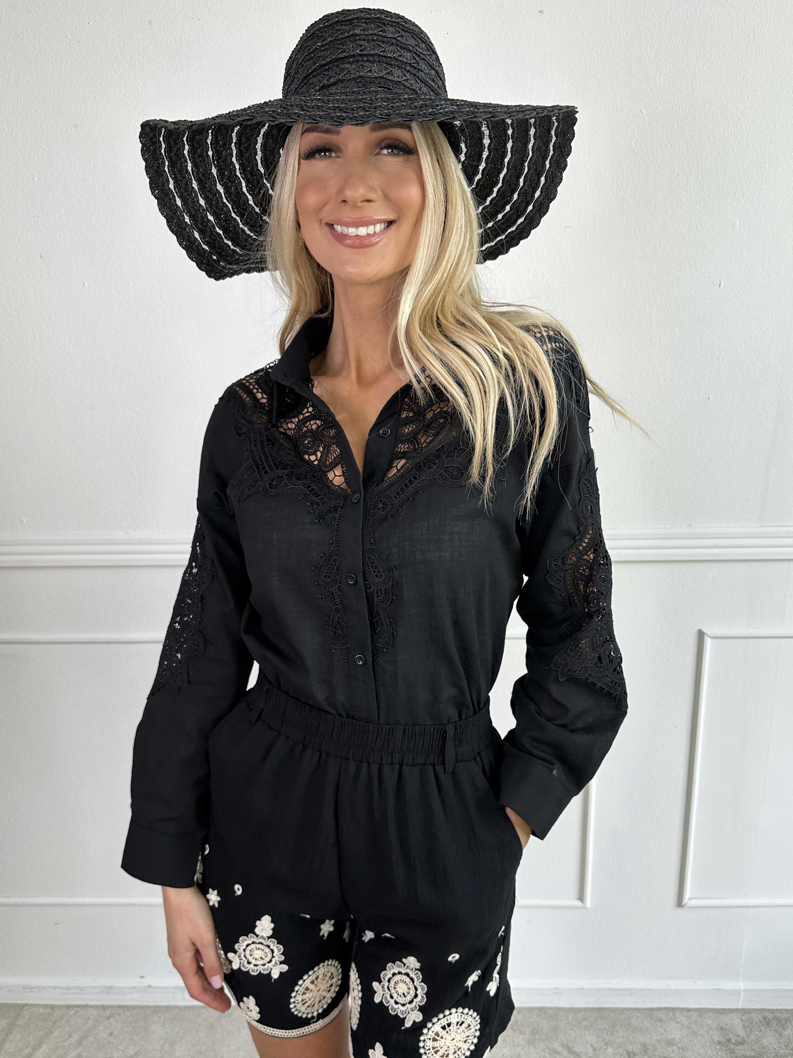 Gracie - Feminin skjorta med broderingar
