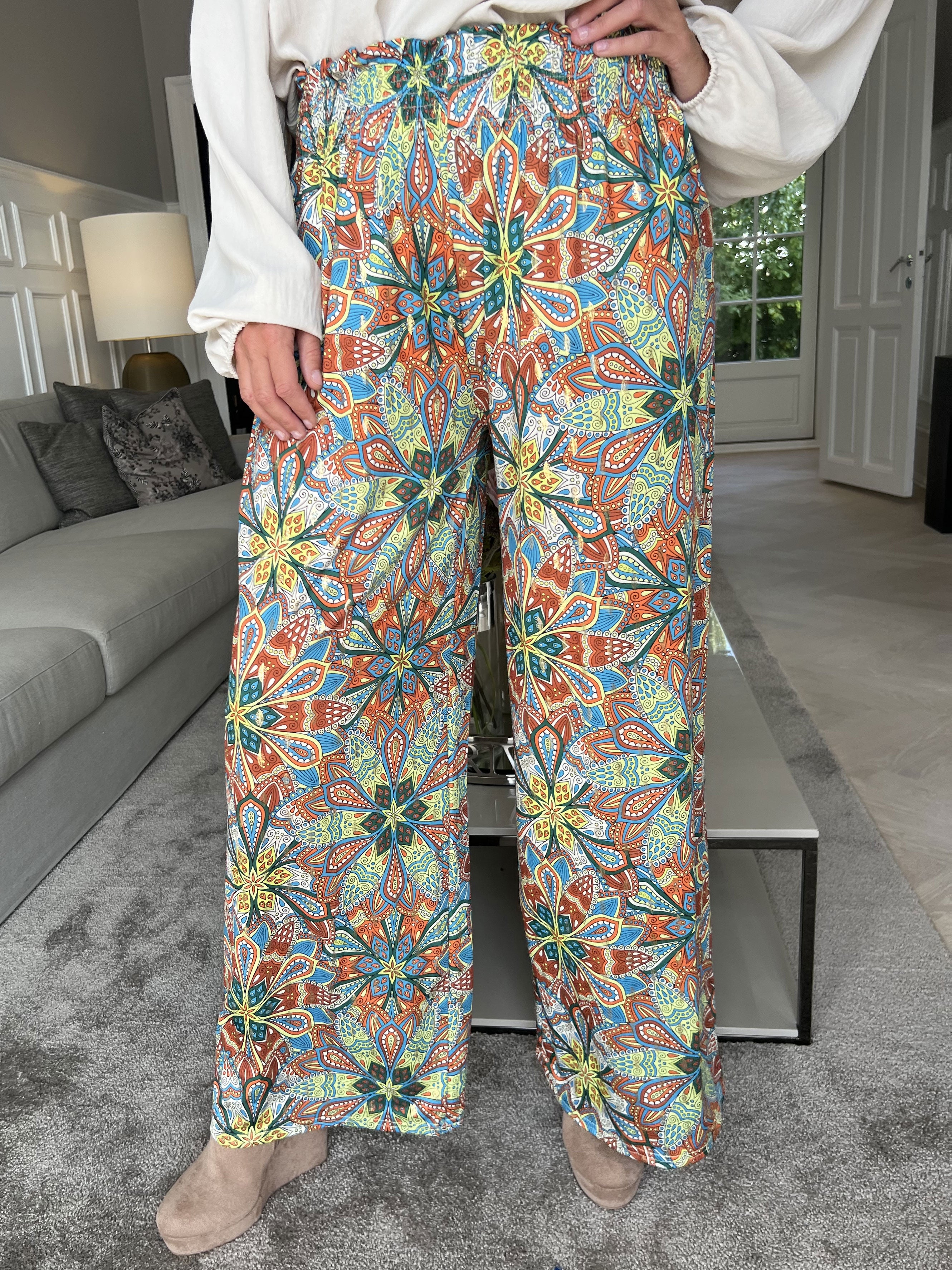 Pams Pants Multi - Lösa mönstrade byxor i elastiskt tyg